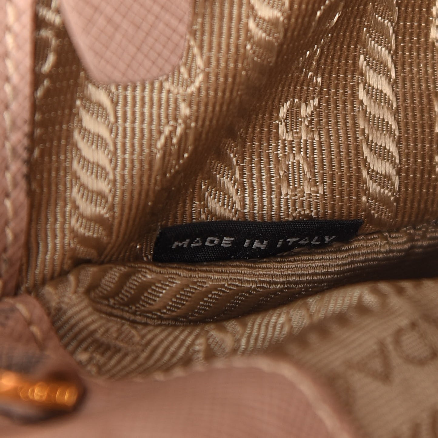 Saffiano Medium Galleria Double Zip Tote Cammeo