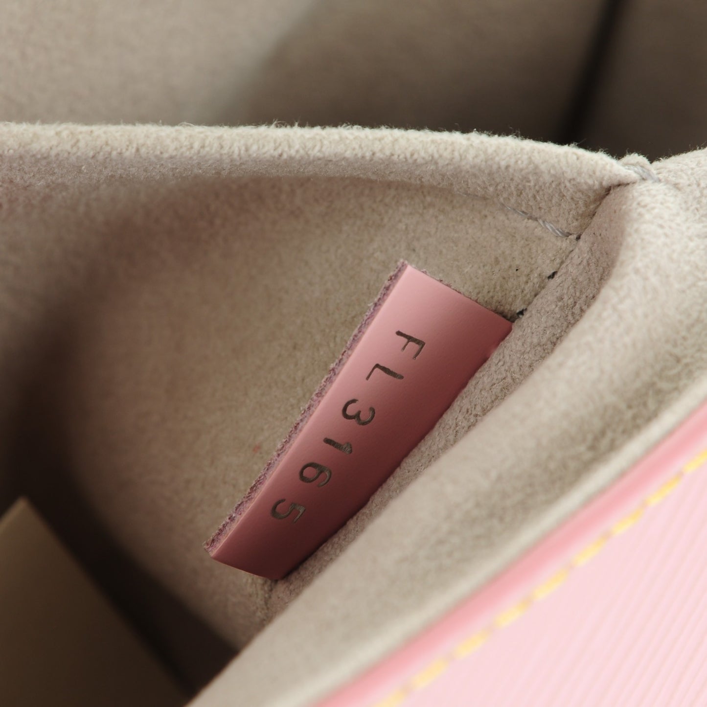 Epi Twist Shoulder Bag MM Rose Ballerine