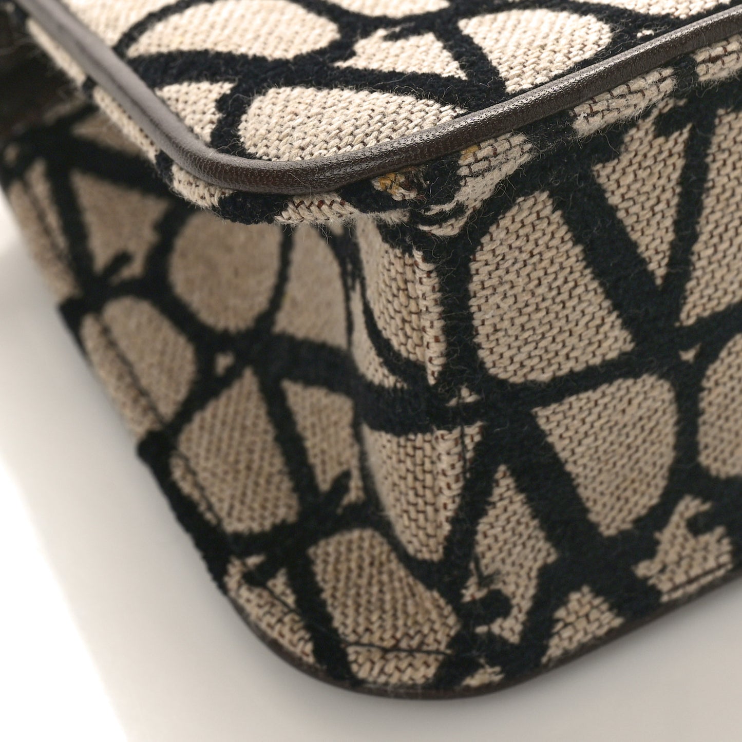 Toile Iconographe Goatskin VLogo Small Loco Top Handle Bag Naturale Black Fondant