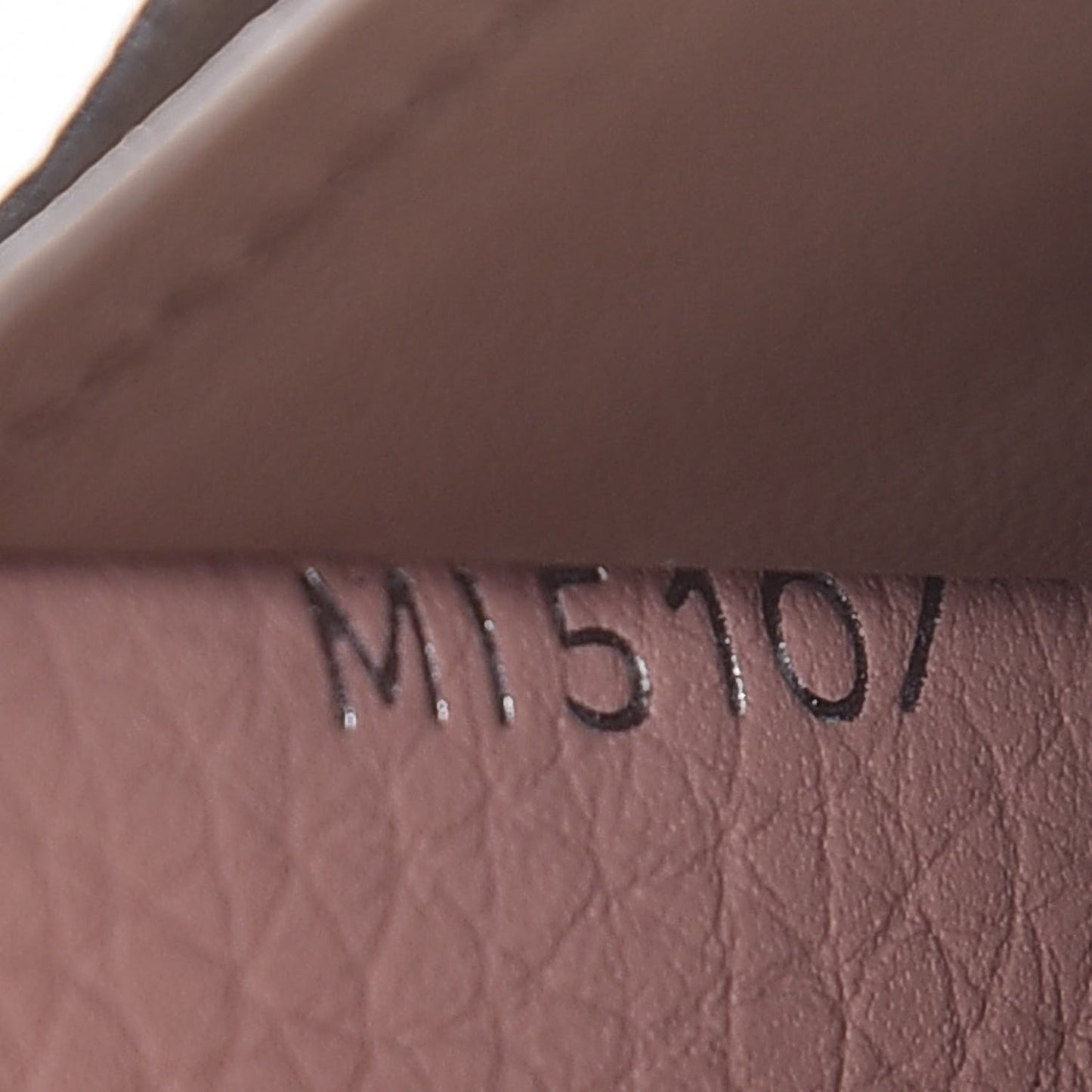 Taurillon Capucines Wallet Magnolia