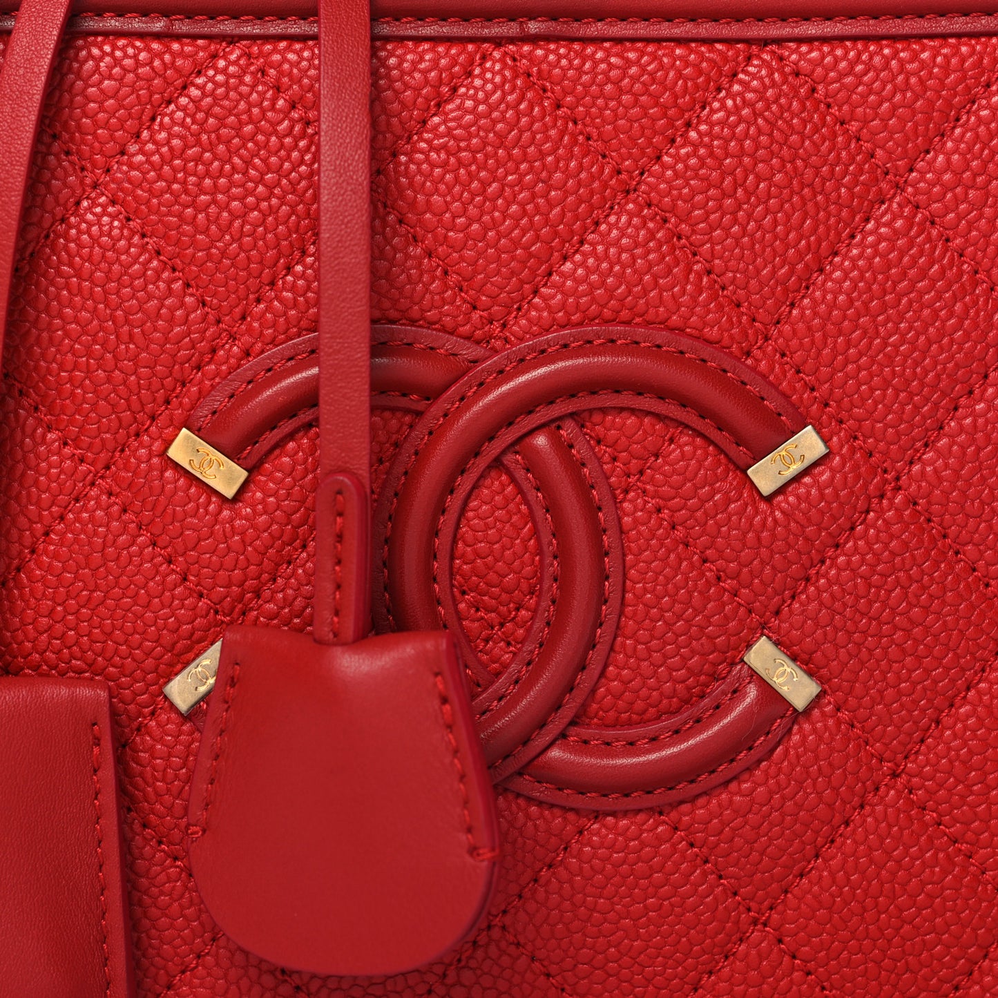 Caviar Quilted Medium CC Filigree Vanity Case Red