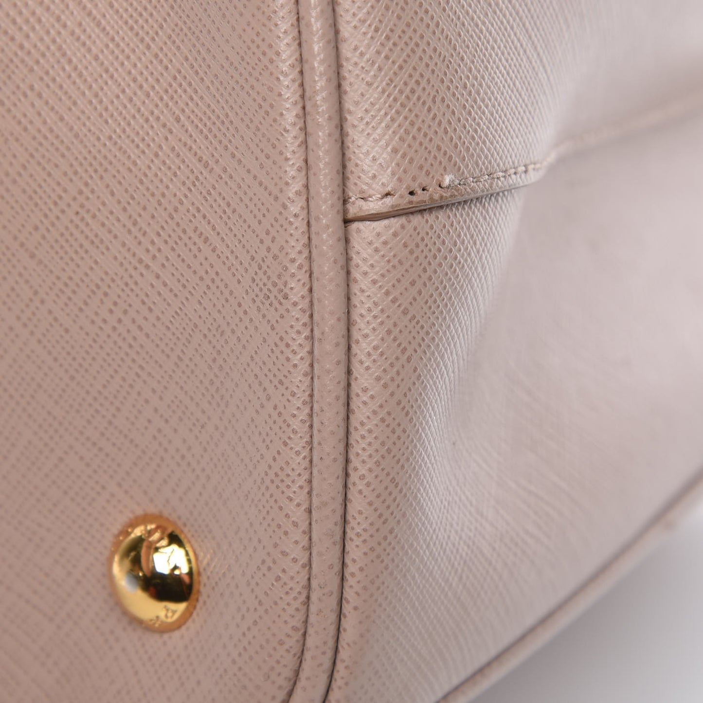 Saffiano Lux Medium Tote Cammeo
