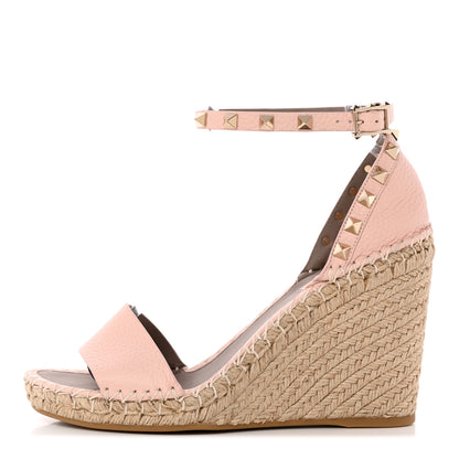 Valentino Garavani Grained Calfskin Rockstud Ankle Strap Espadrille 15/105mm Wedge Sandals 39 Rose Quartz Natural 1 of 14