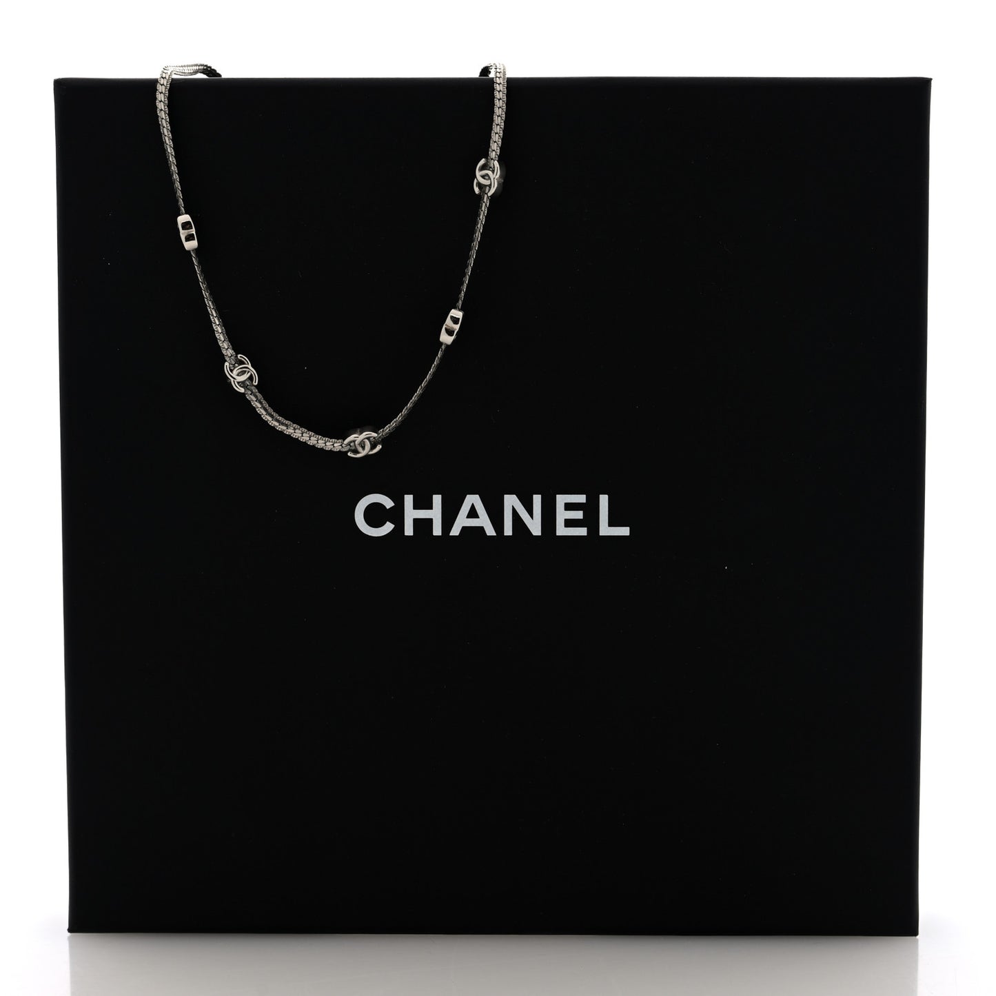 Metal CC Short Chain Necklace Silver