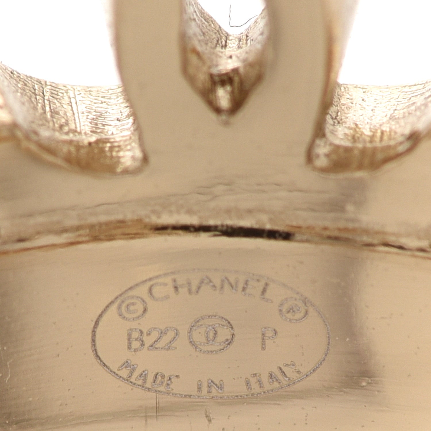 Chanel Metal Lambskin CC Ring Gold Black 4 of 4
