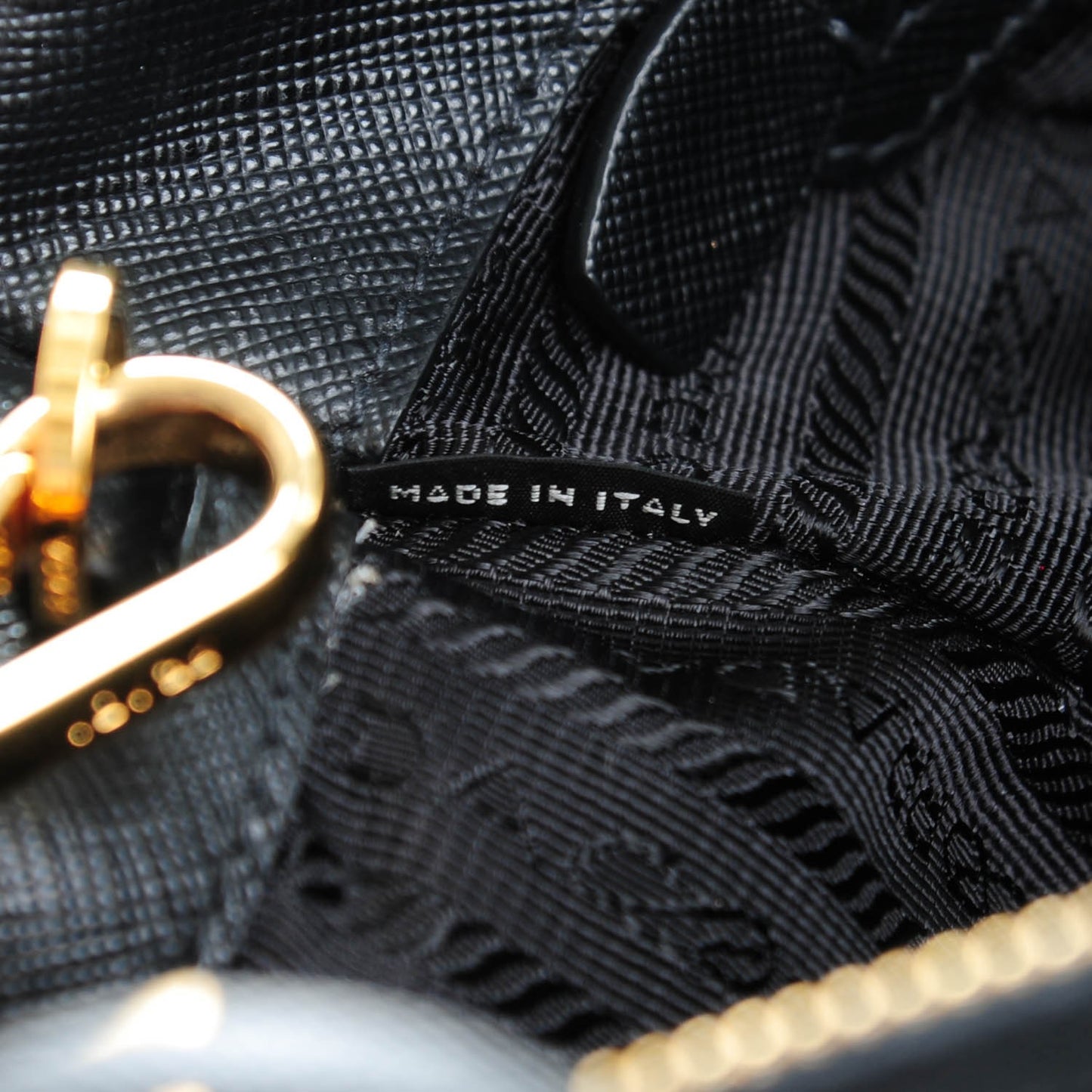 Saffiano Medium Galleria Double Zip Tote Black