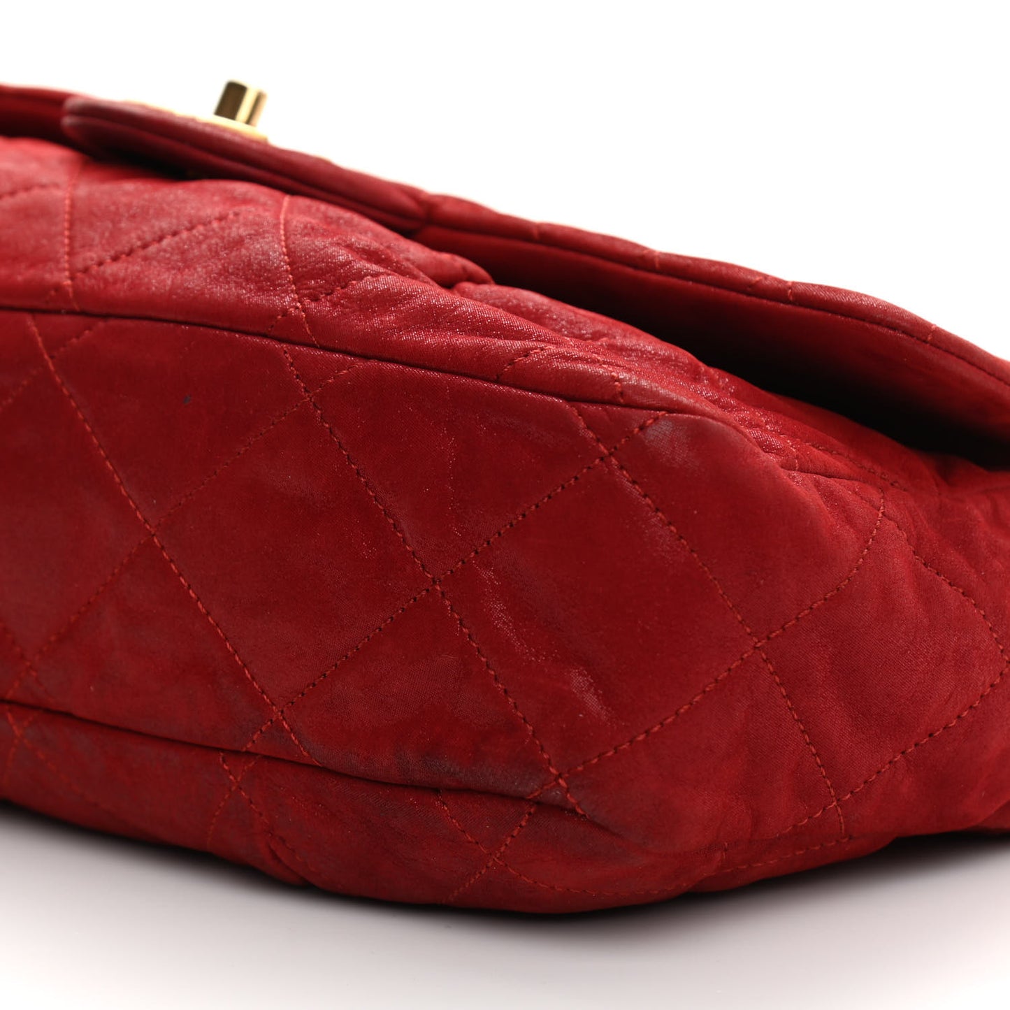 Iridescent Calfskin Large Chic Quilt Flap Red