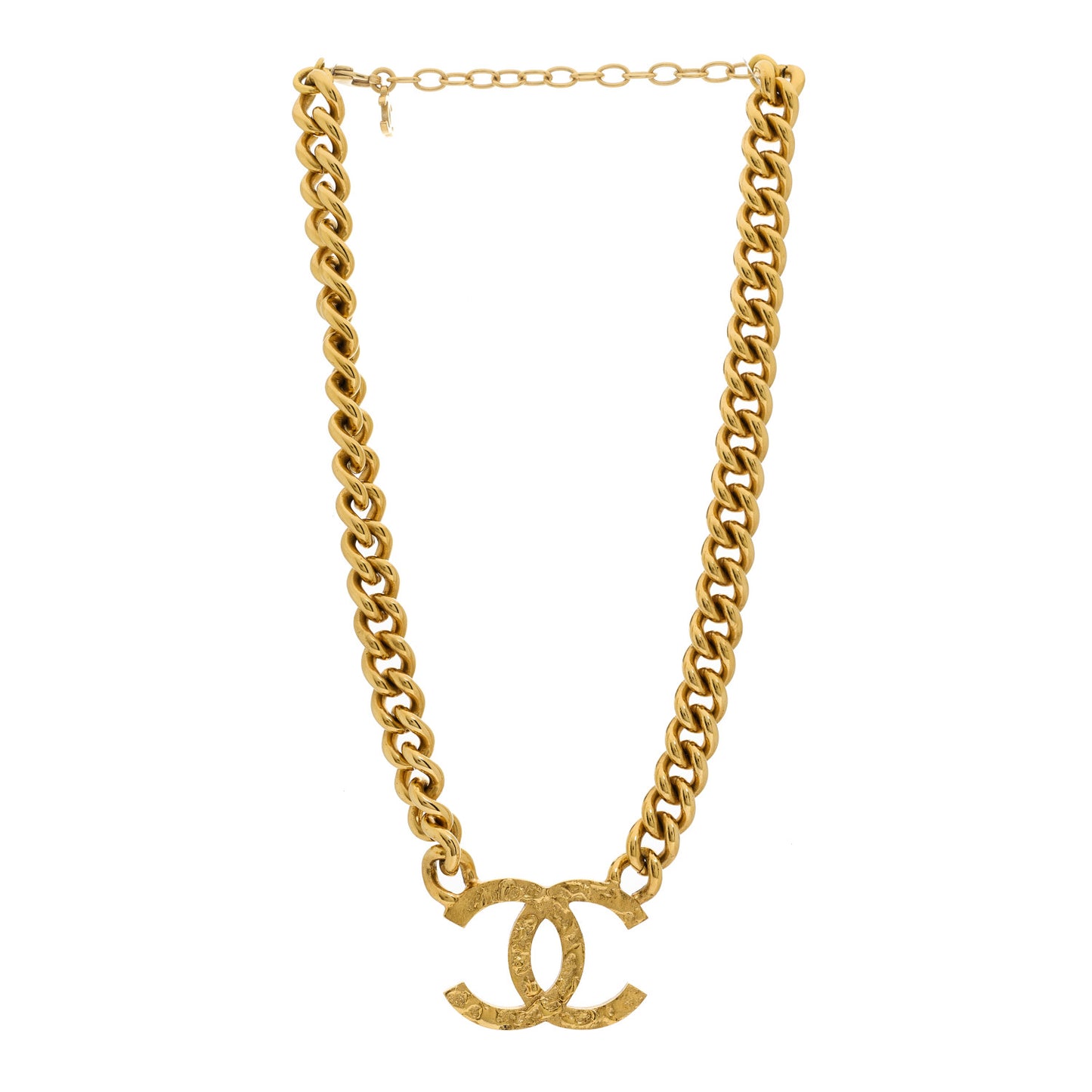 Metal Textured CC Short Chain Pendant Necklace Gold