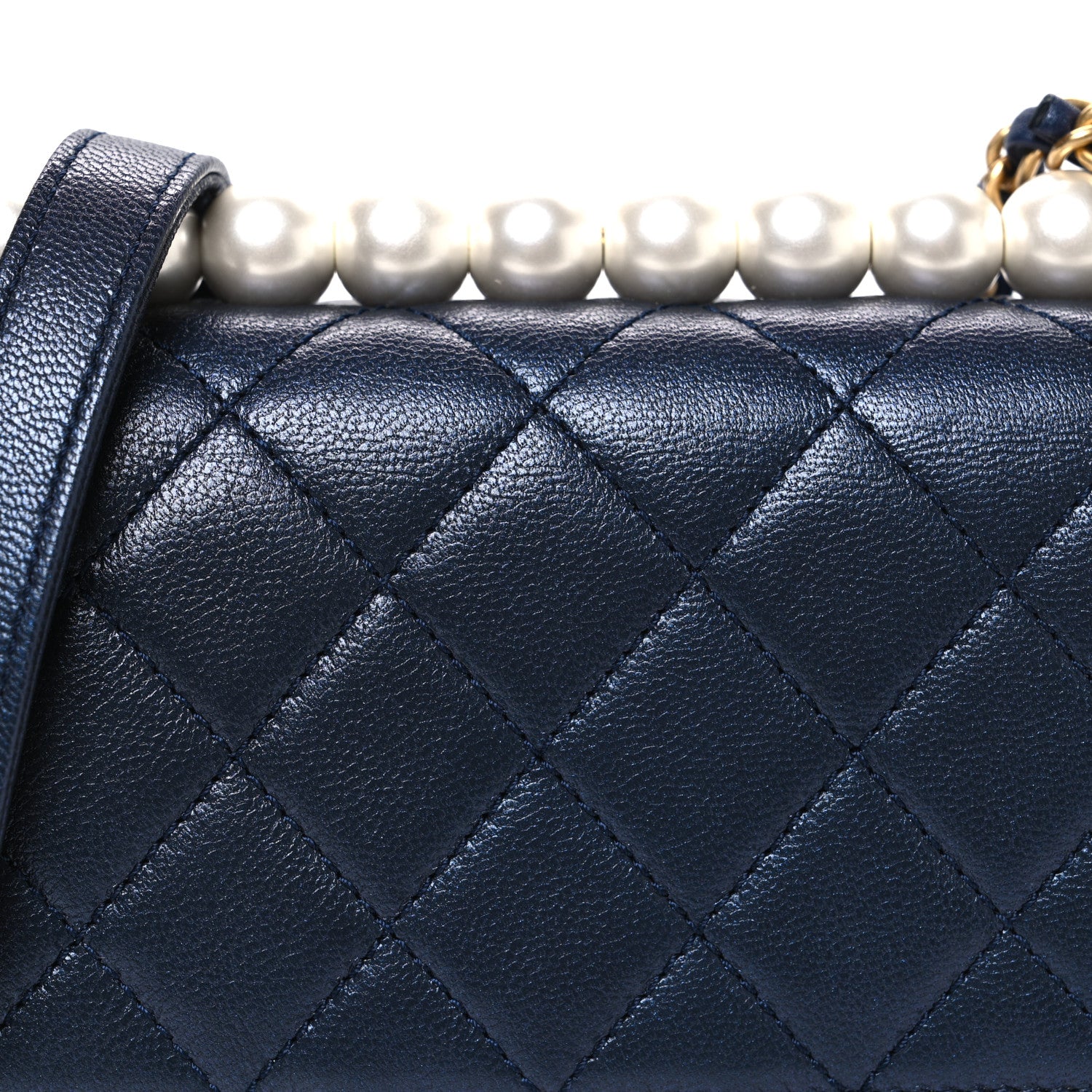 CHANEL ネイビー キルティング バッグ Chanel Iridescent Lambskin Quilted Chic Pearls Flap Navy Blue