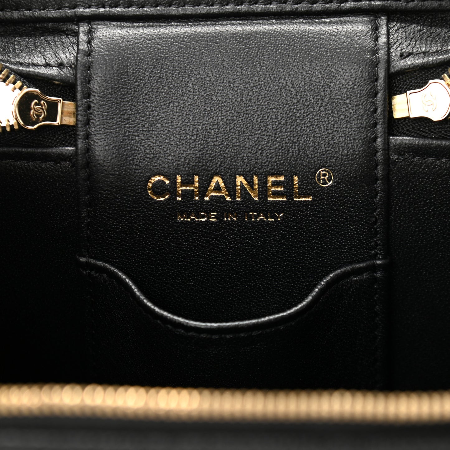Caviar Quilted Small Top Handle Vanity Case With Chain Black