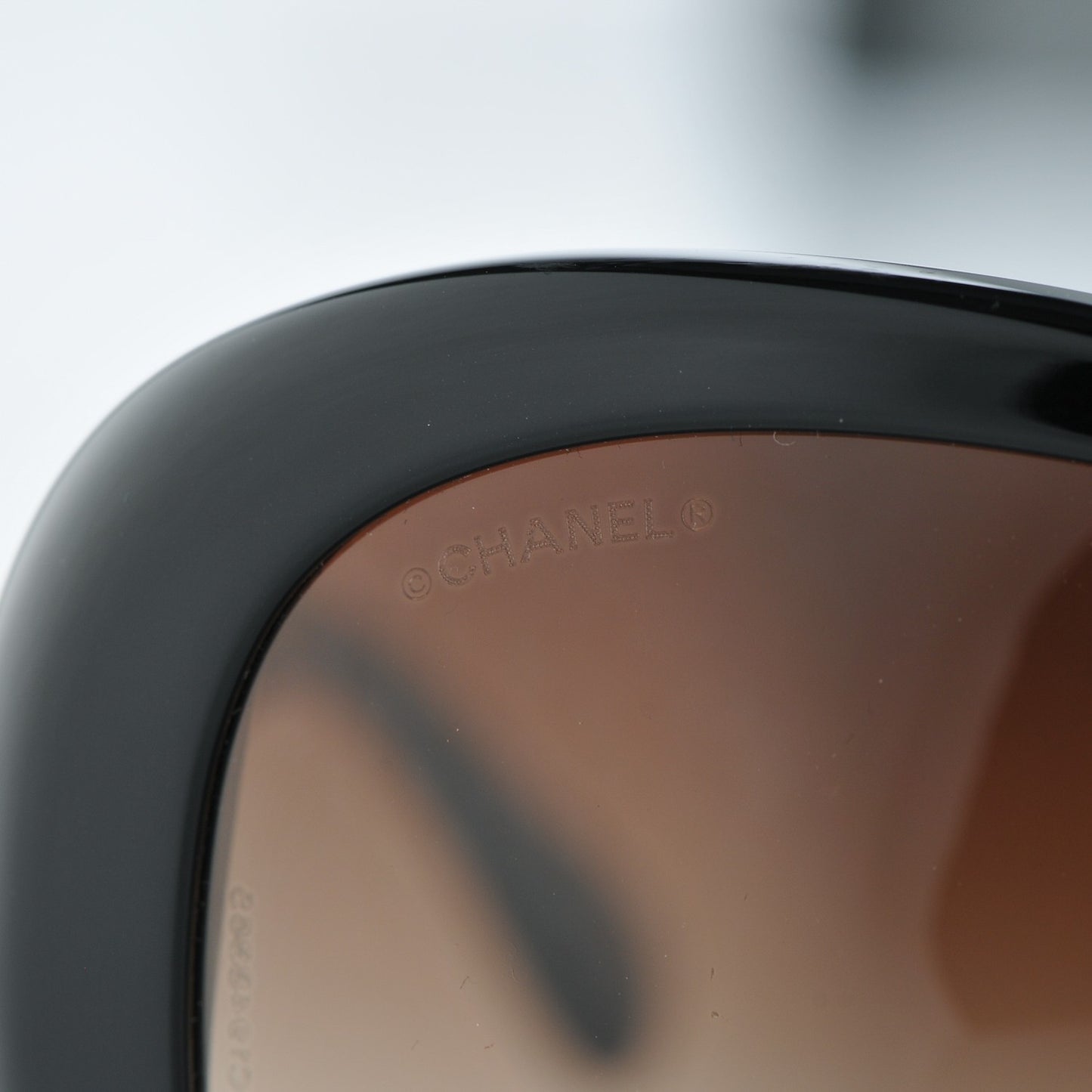 Signature Oval Sunglasses 5312 Black