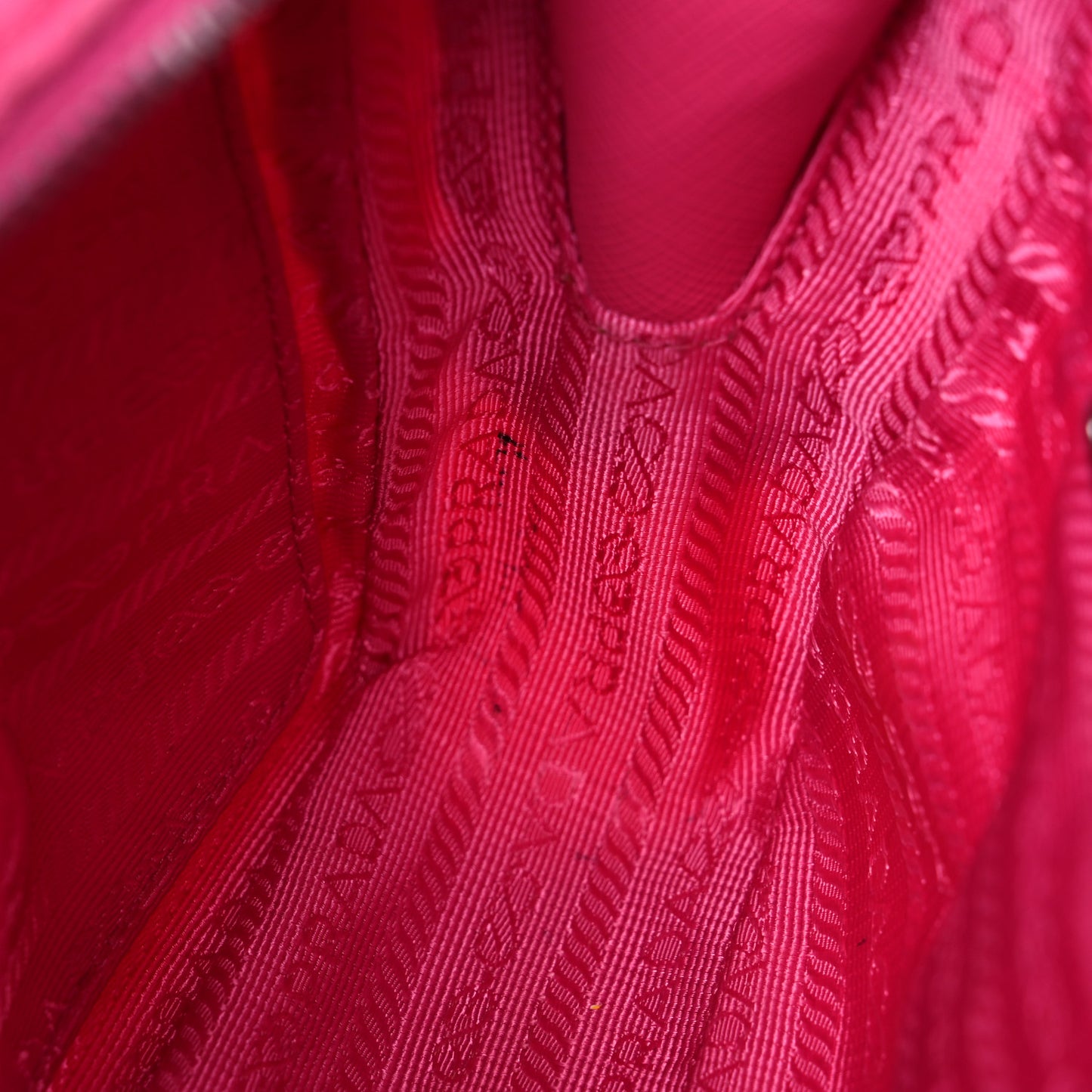 Nylon Tessuto Impuntu Quilted Chain Crossbody Fuxia