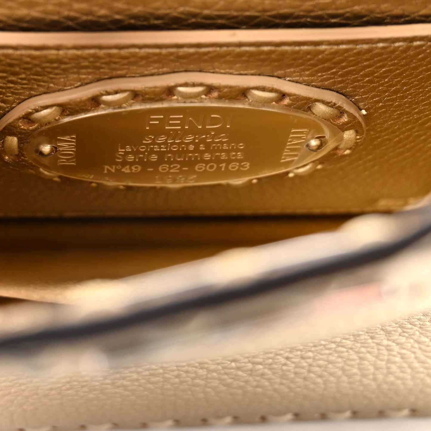 Metallic Cuoio Roma Sellerissima Nappa Sintetica Tape Stitch Petite Peekaboo I SEE U Iconic Satchel Platino