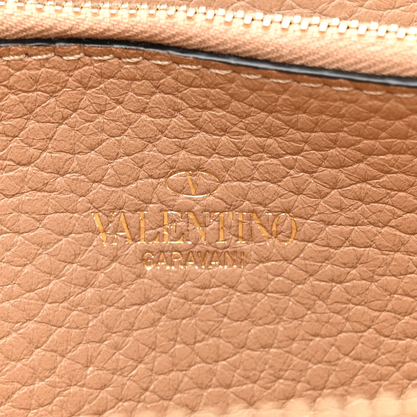 Pebbled Calfskin Rockstud Zip Around Wallet Cammello