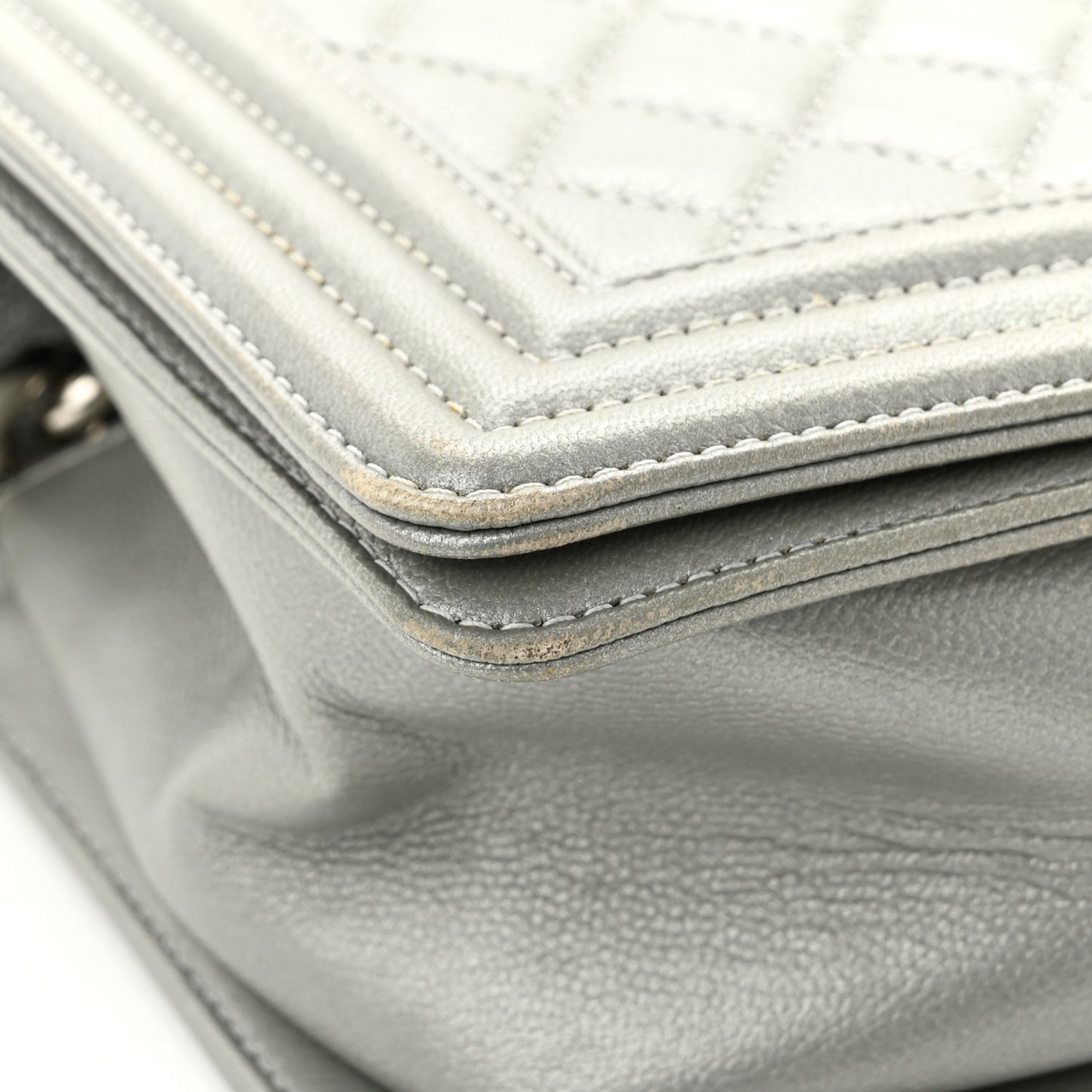 Caviar Quilted Medium Boy Flap Light Grey