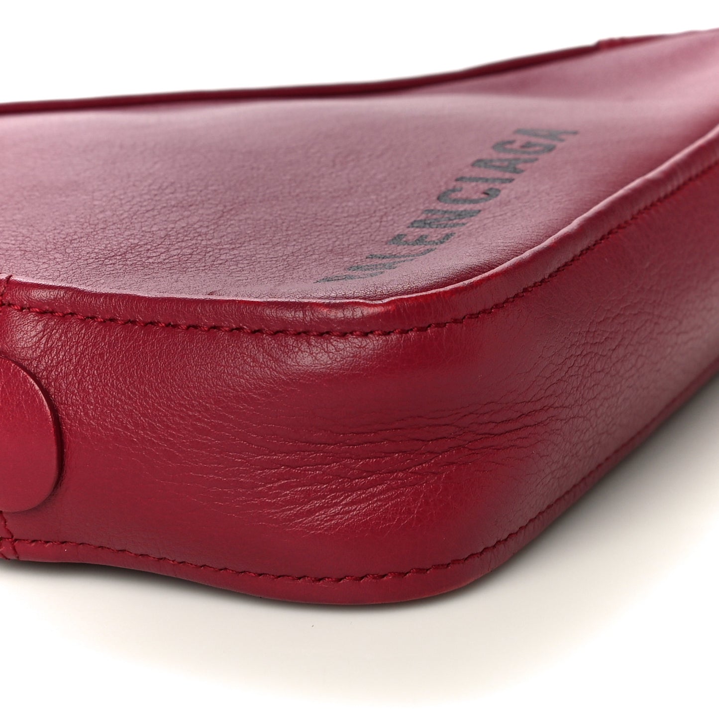 Shiny Day Calfskin M Triangle Pouch Rouge Grenat