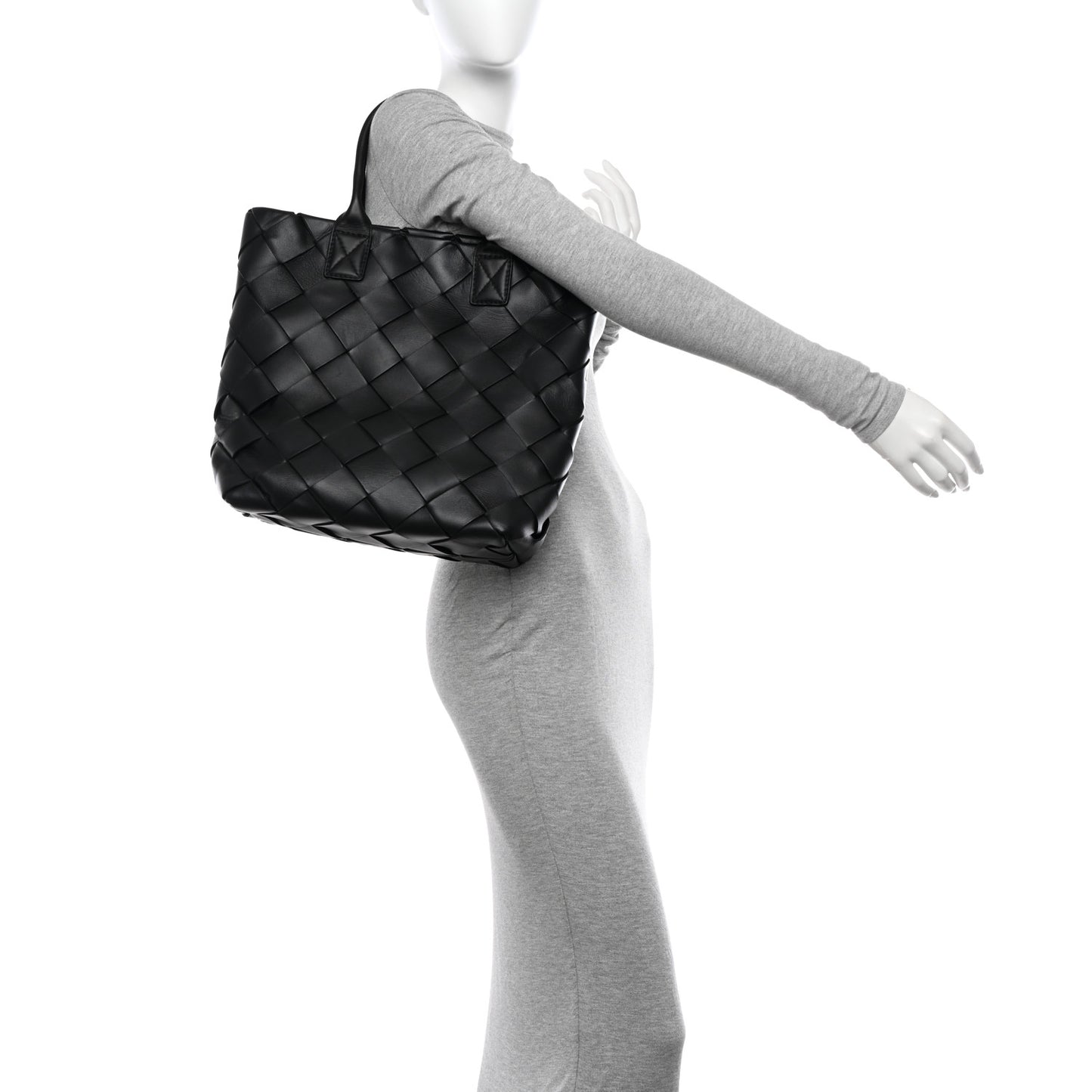 BOTTEGA VENETA Nappa Maxi Cabat 30 Black