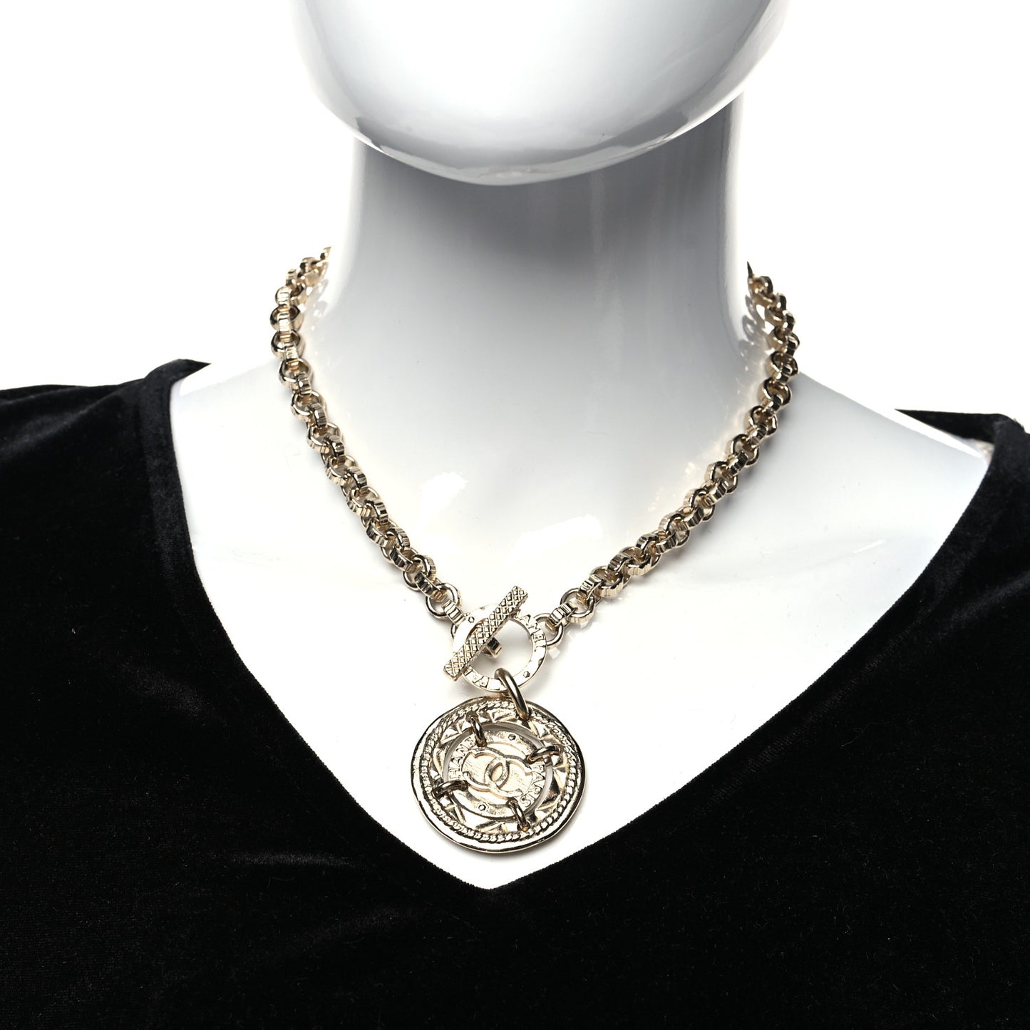 Metal CC Medallion Chain Necklace Gold