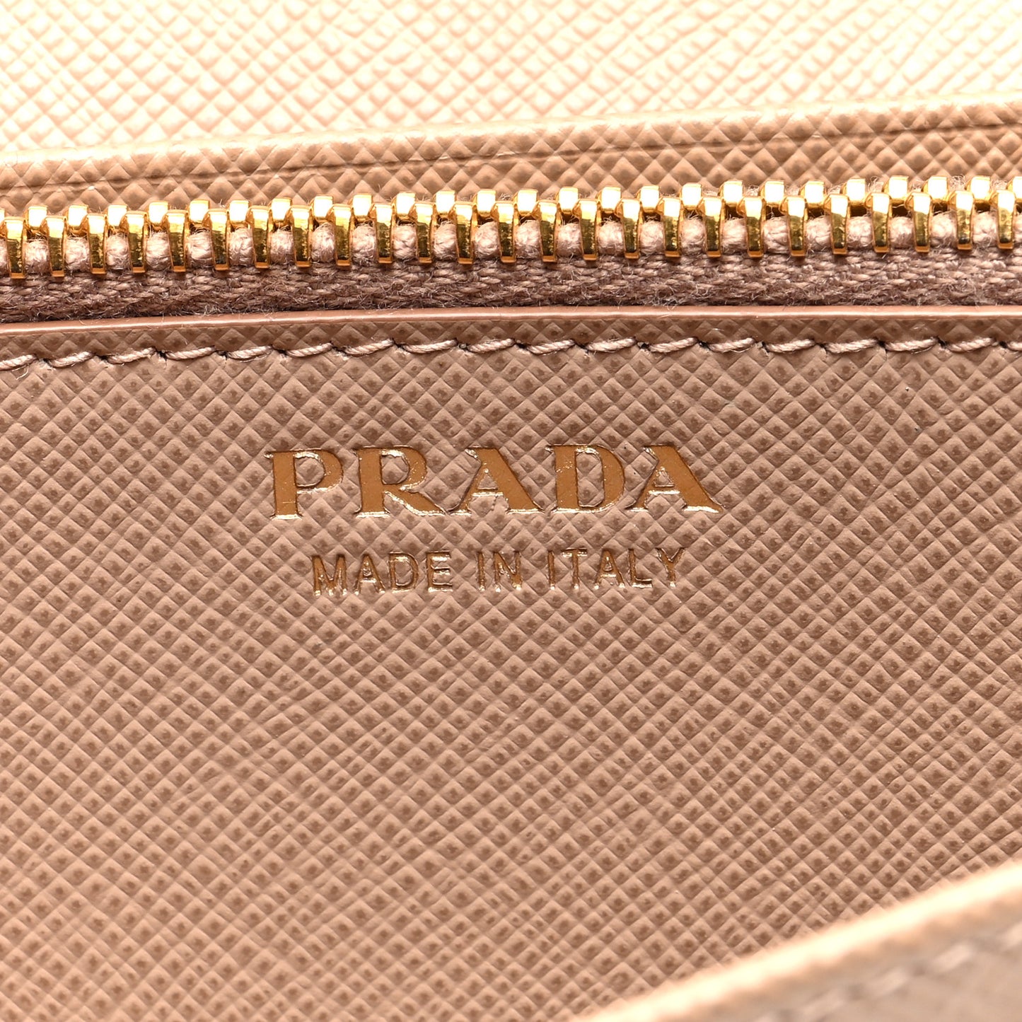 Saffiano Metal Oro Chain Wallet Cammeo