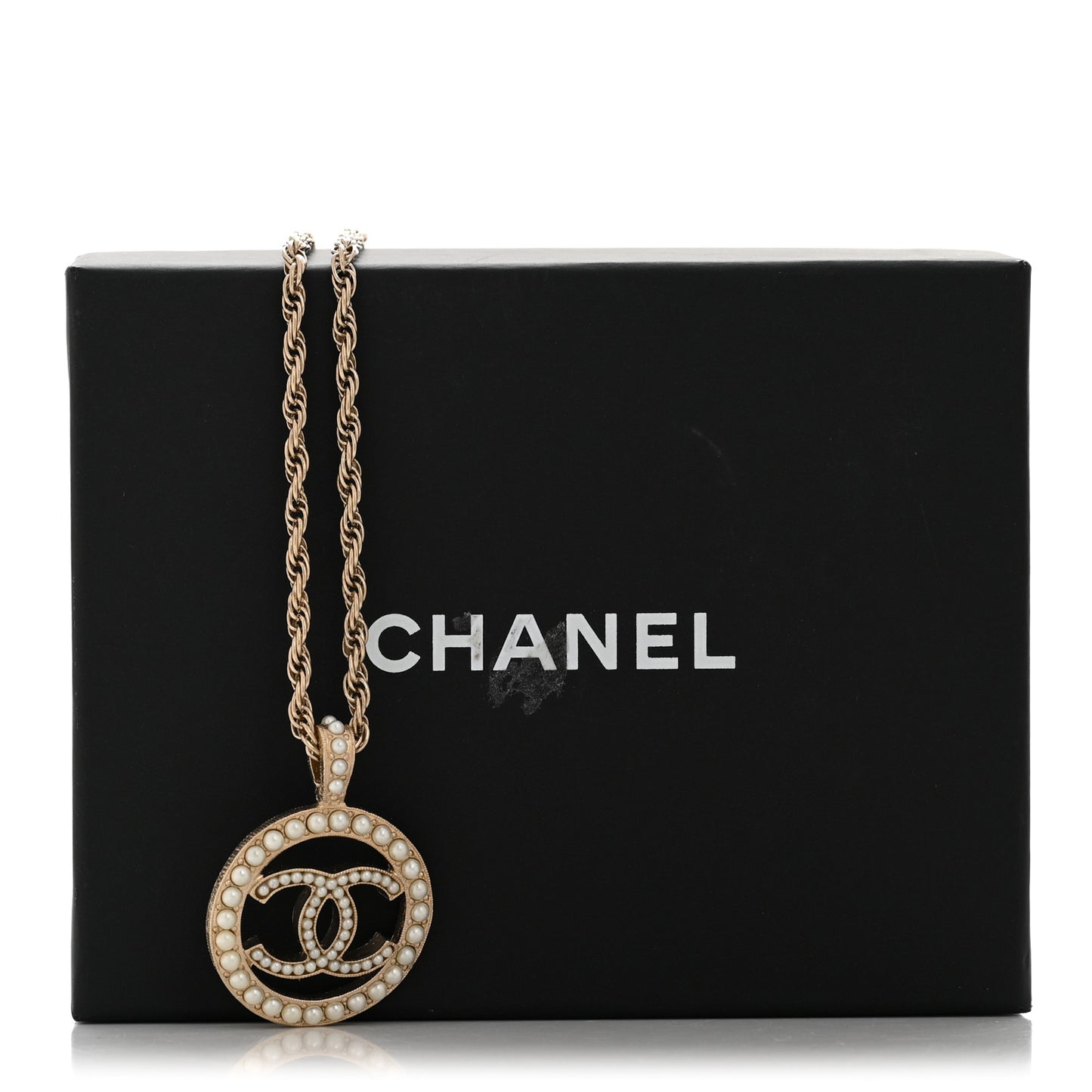 Pearl CC Round Pendant Necklace Gold