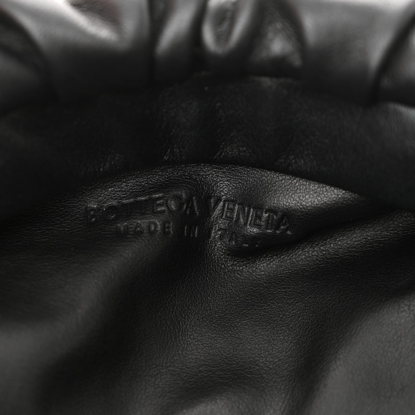 Calfskin The Pouch Chain Black