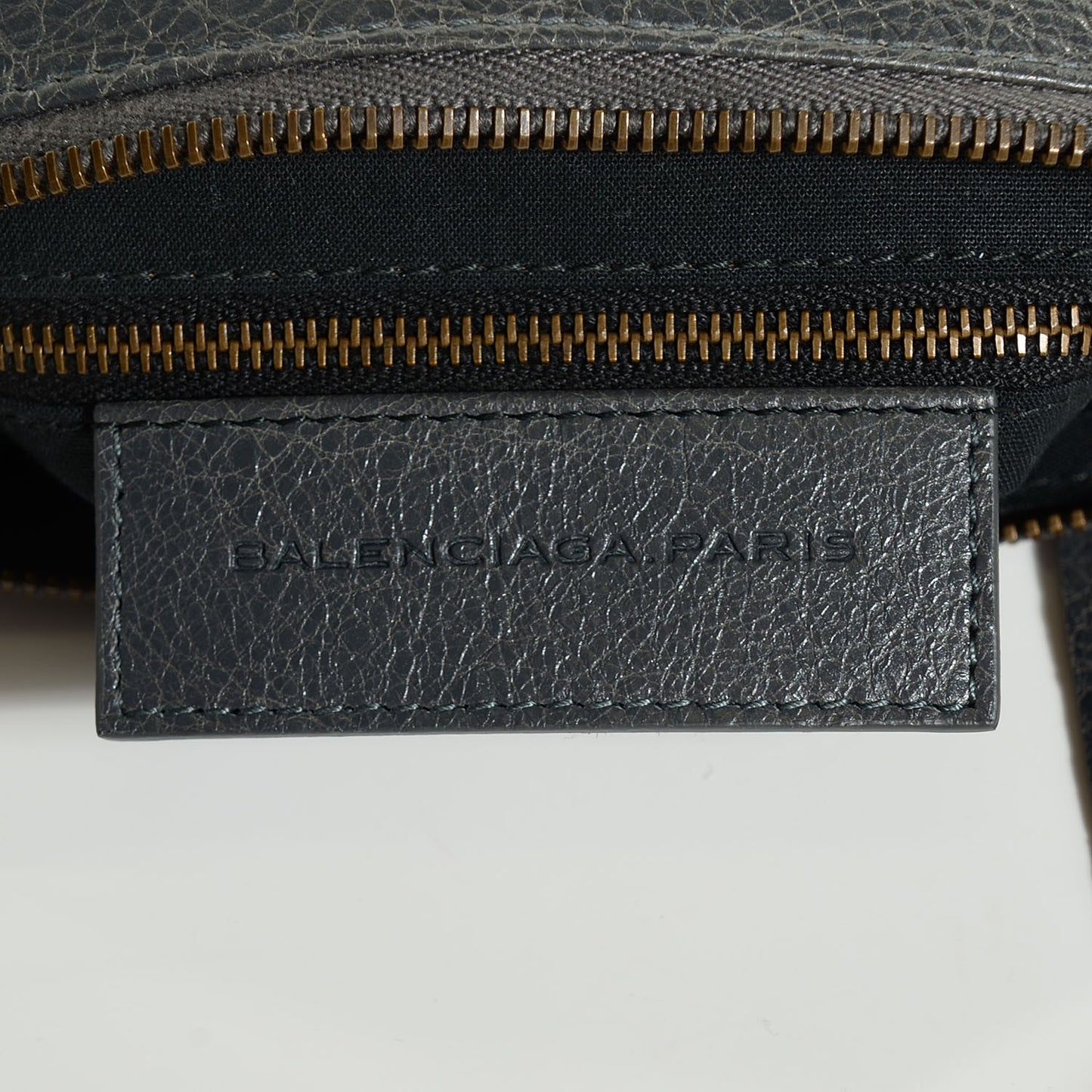 Agneau Classic Hardware Flat Crossbody Gris Tarmac