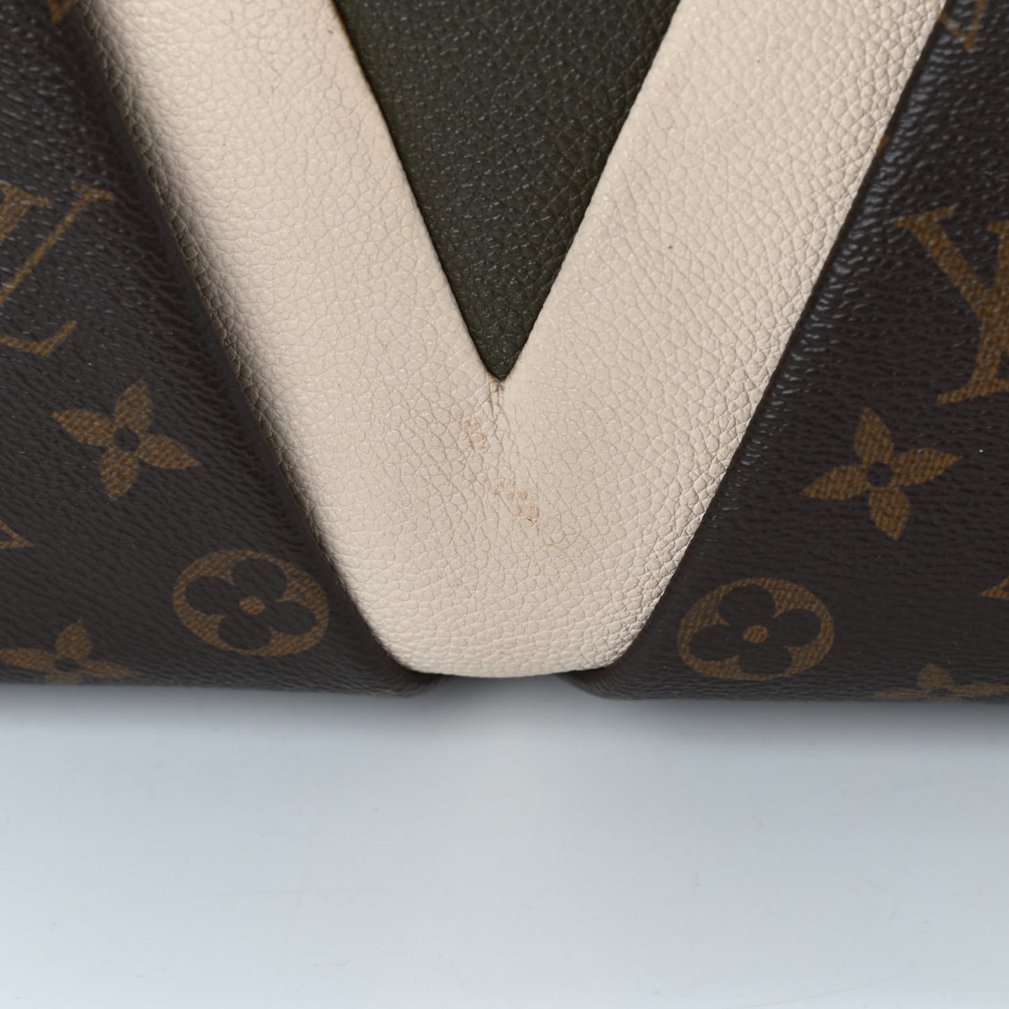 Monogram V Tote MM Khaki Cream