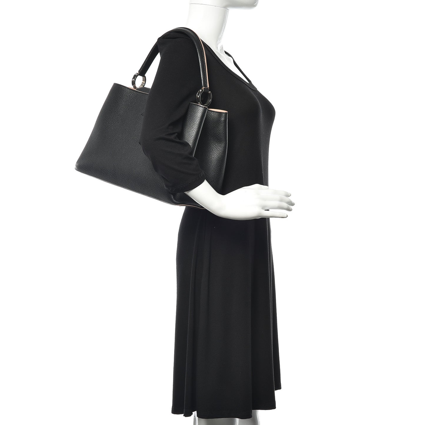 Taurillon Capucines MM Black Petale