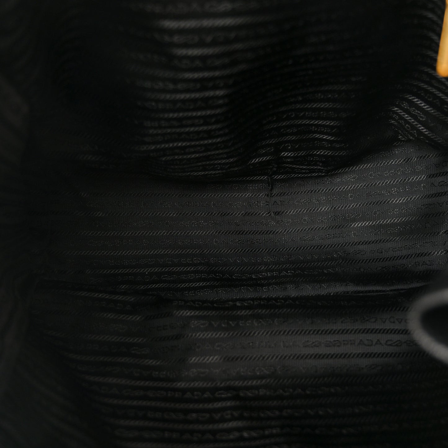 Vitello Daino Side Zip Tote Black