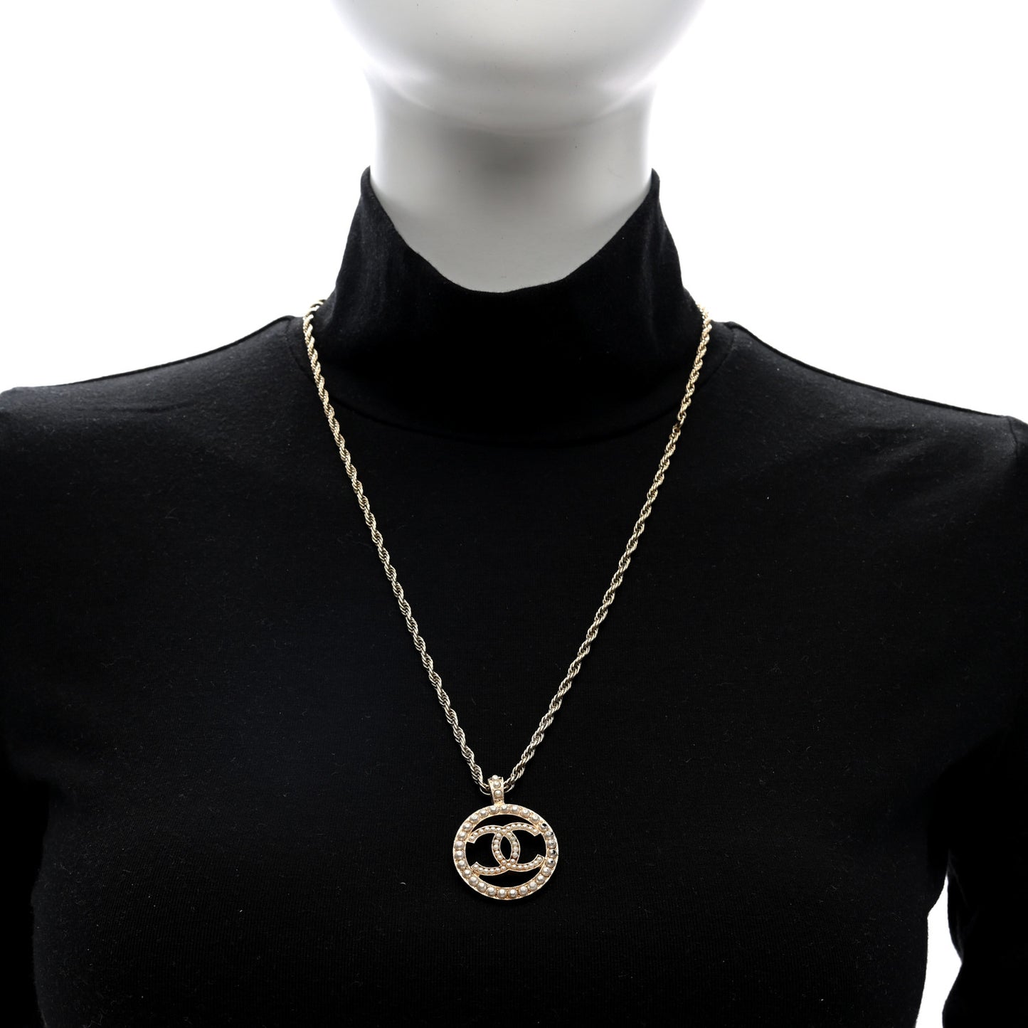 Pearl CC Round Pendant Necklace Gold