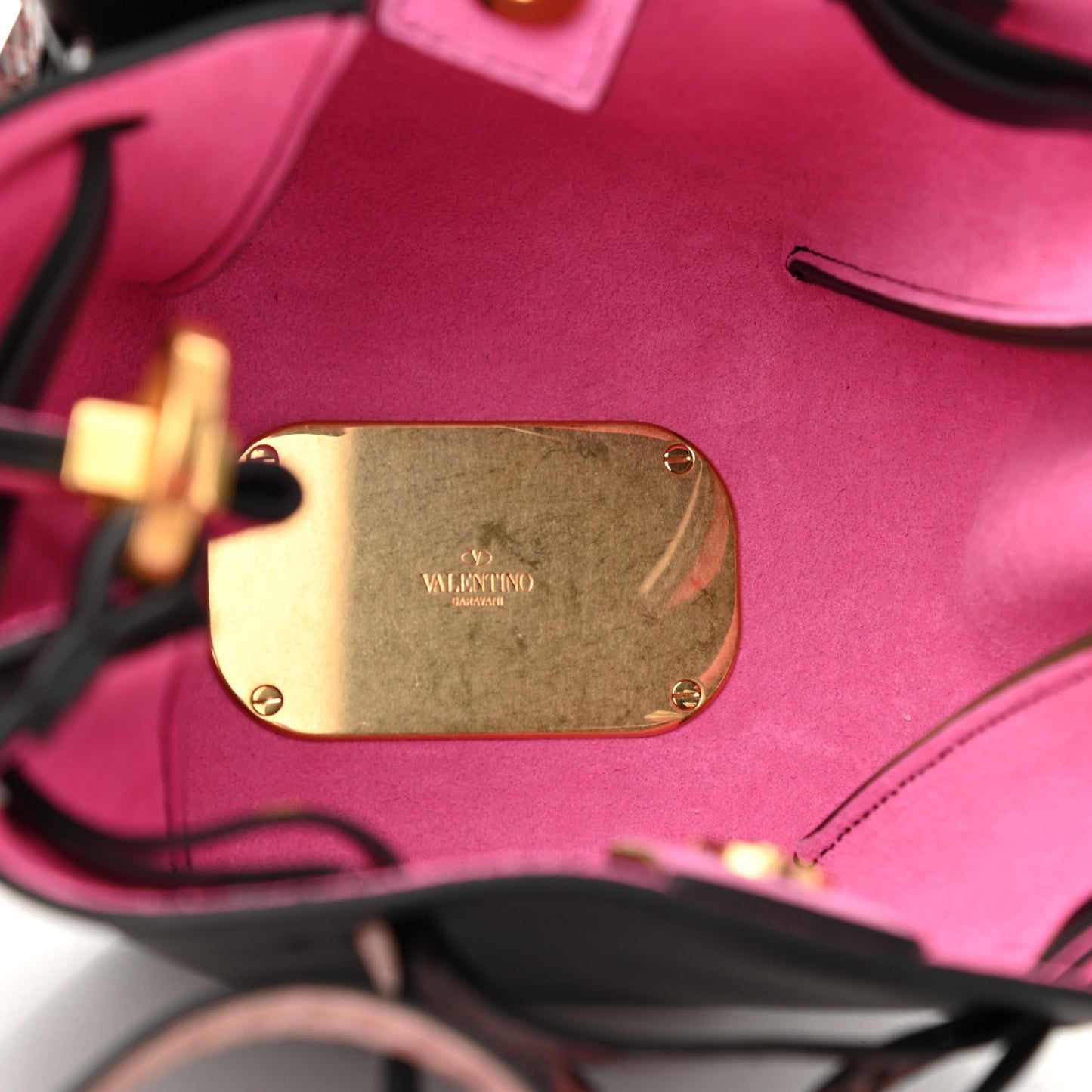 Vitello Ayers VLogo Bucket Bag Black