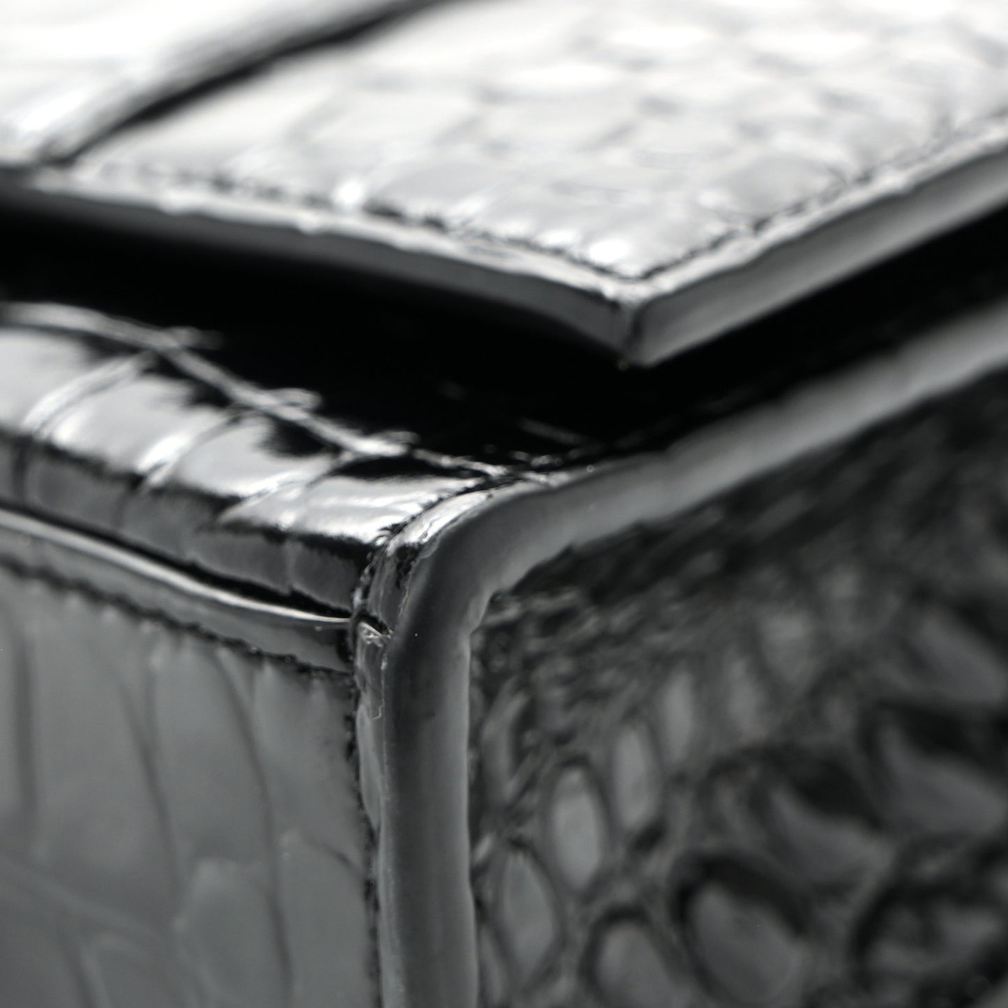 Shiny Calfskin Monochrome Crocodile Embossed Hourglass Chain Bag Black