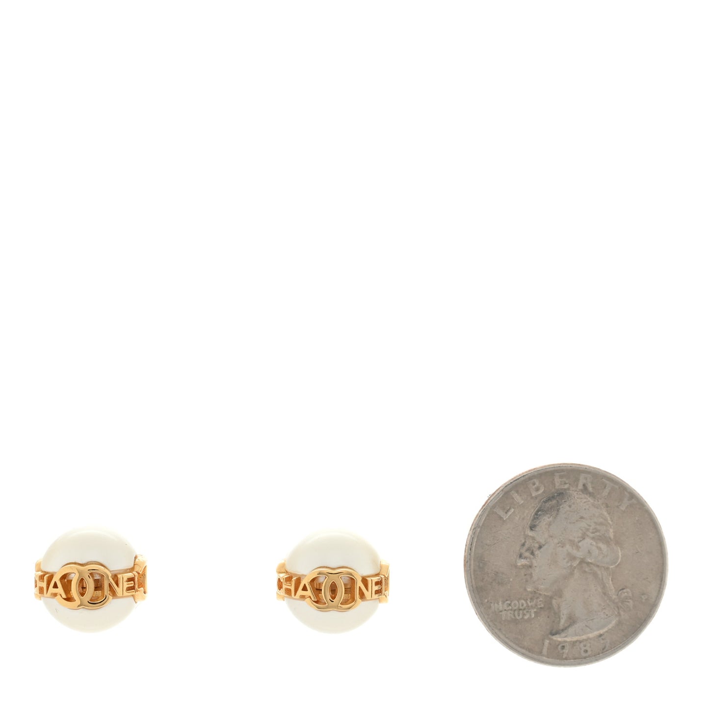 Pearl Metal CC Logo Round Earrings White Gold