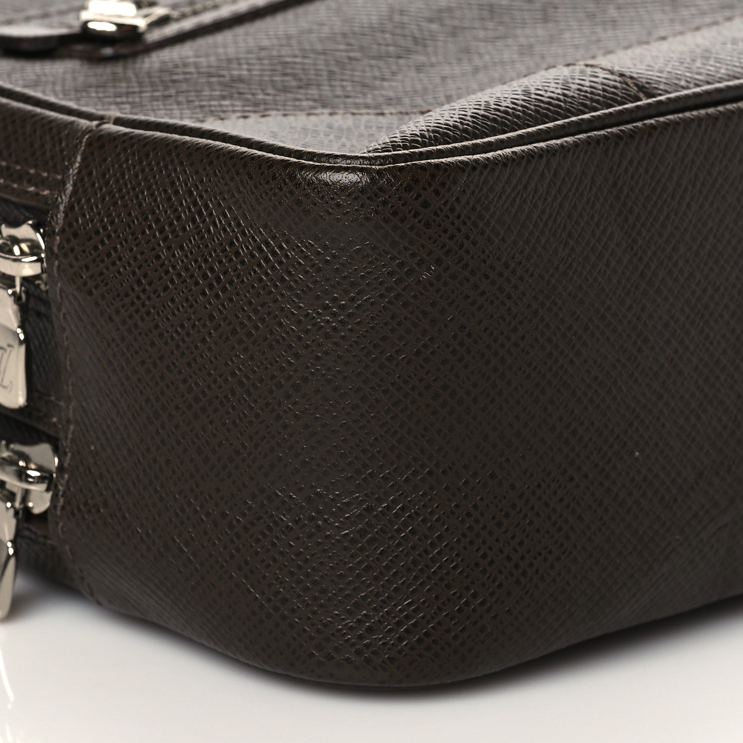Louis Vuitton Taiga Pavel Grizzli 8 of 9
