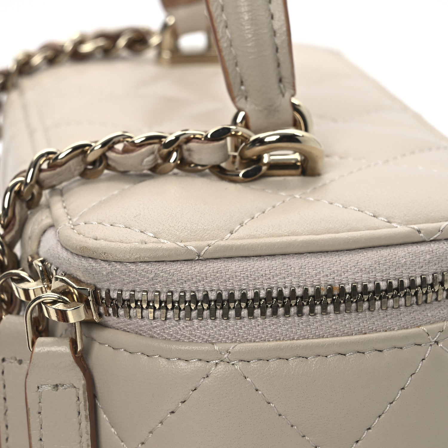 CHANEL ベージュ キルティング ノベルティ ケース Chanel Lambskin Quilted Small Top Handle Vanity Case With Chain