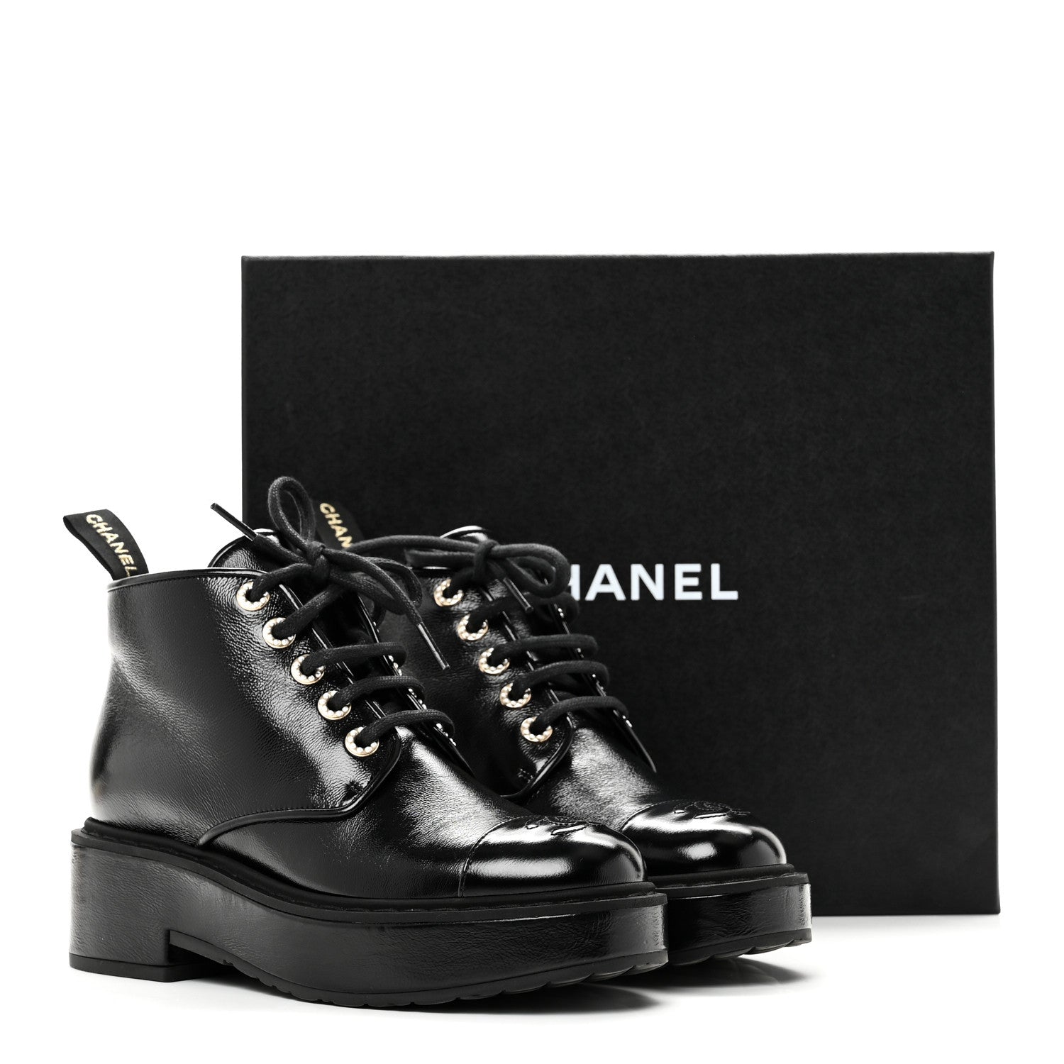 シャネル　ハイヒール　38 Chanel Shiny Calfskin Pearl Lace Up Combat Short Boots 38 Black