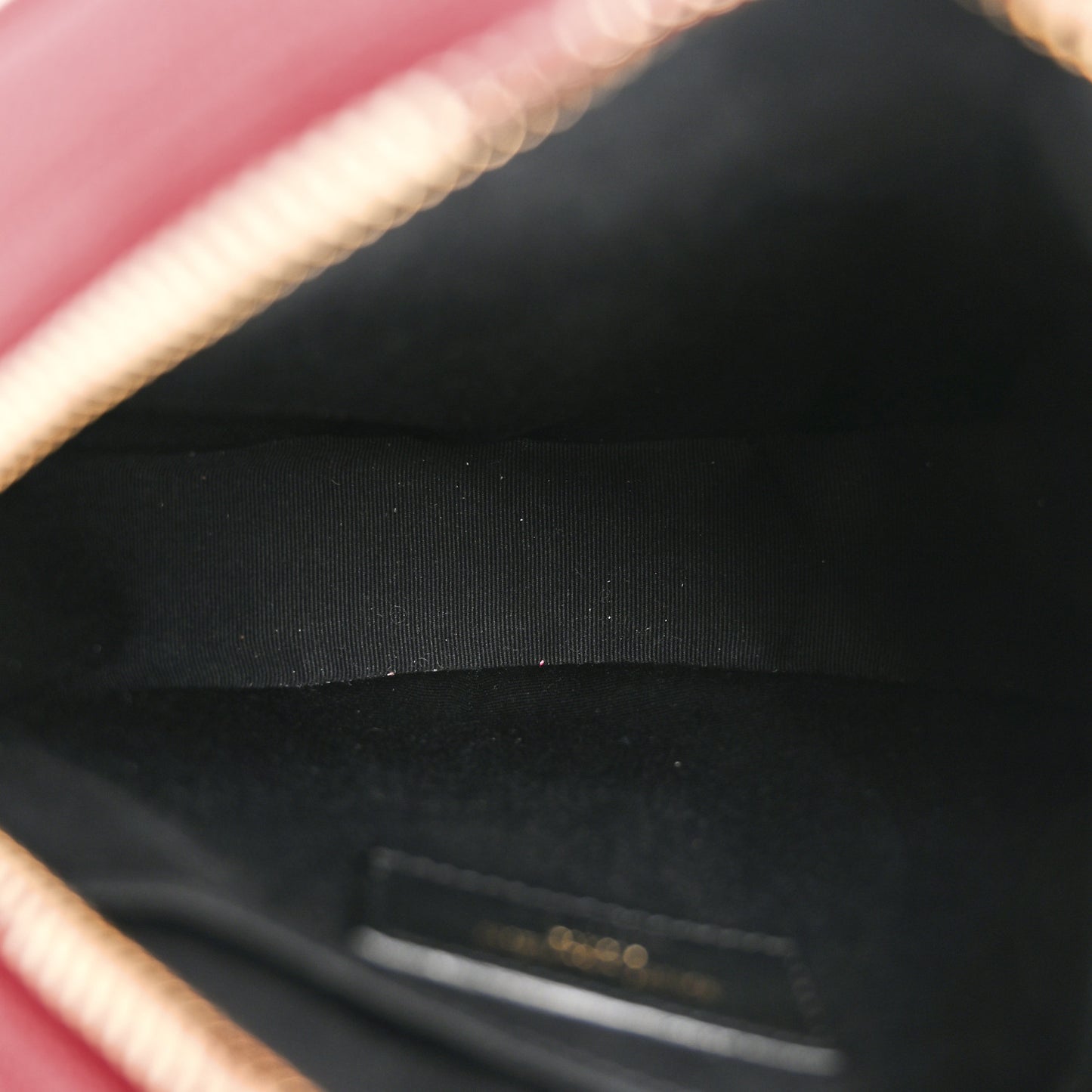 Grain De Poudre Matelasse Chevron Quilted Round Vinyle Camera Bag Rouge Legion