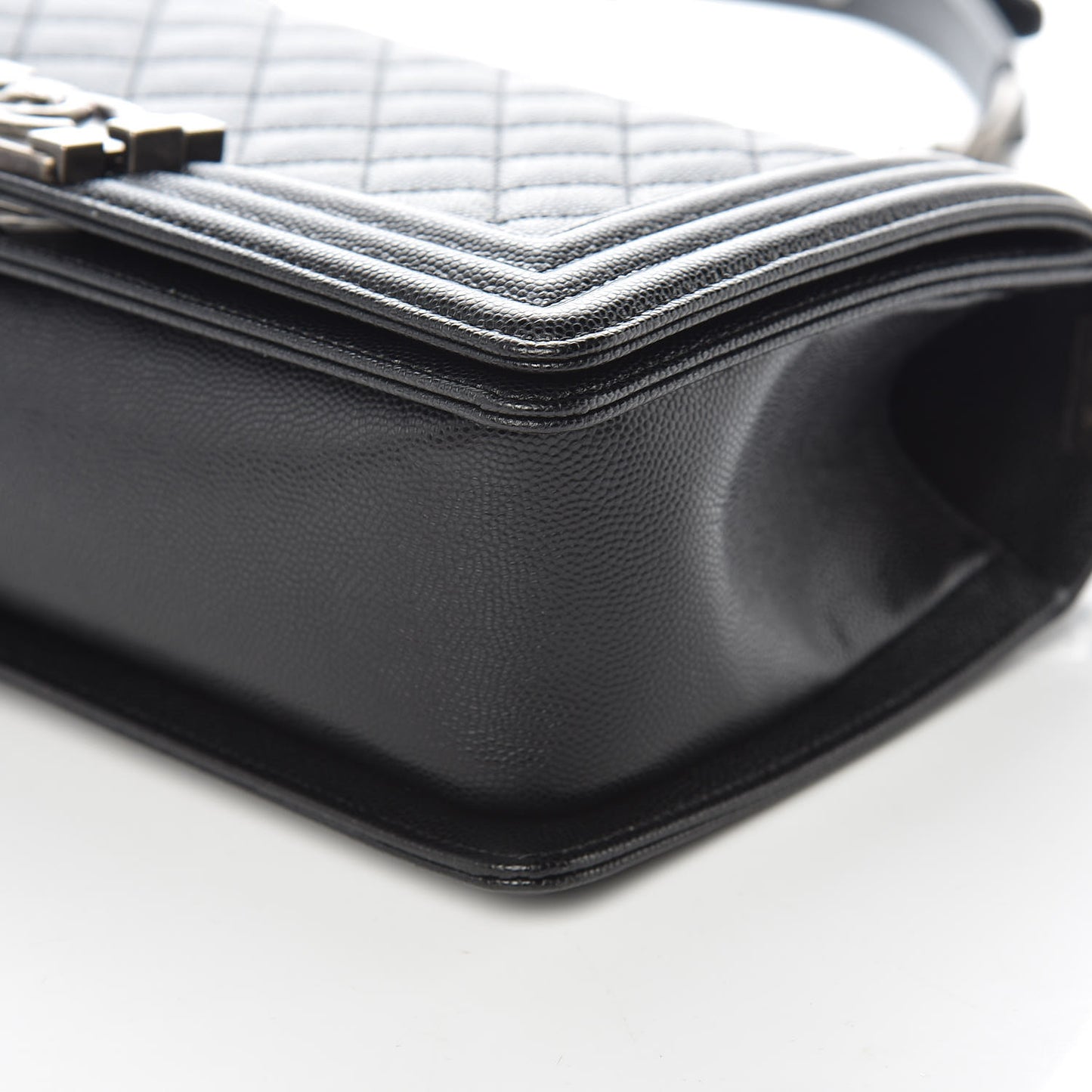 Caviar Quilted Medium Boy Flap Black