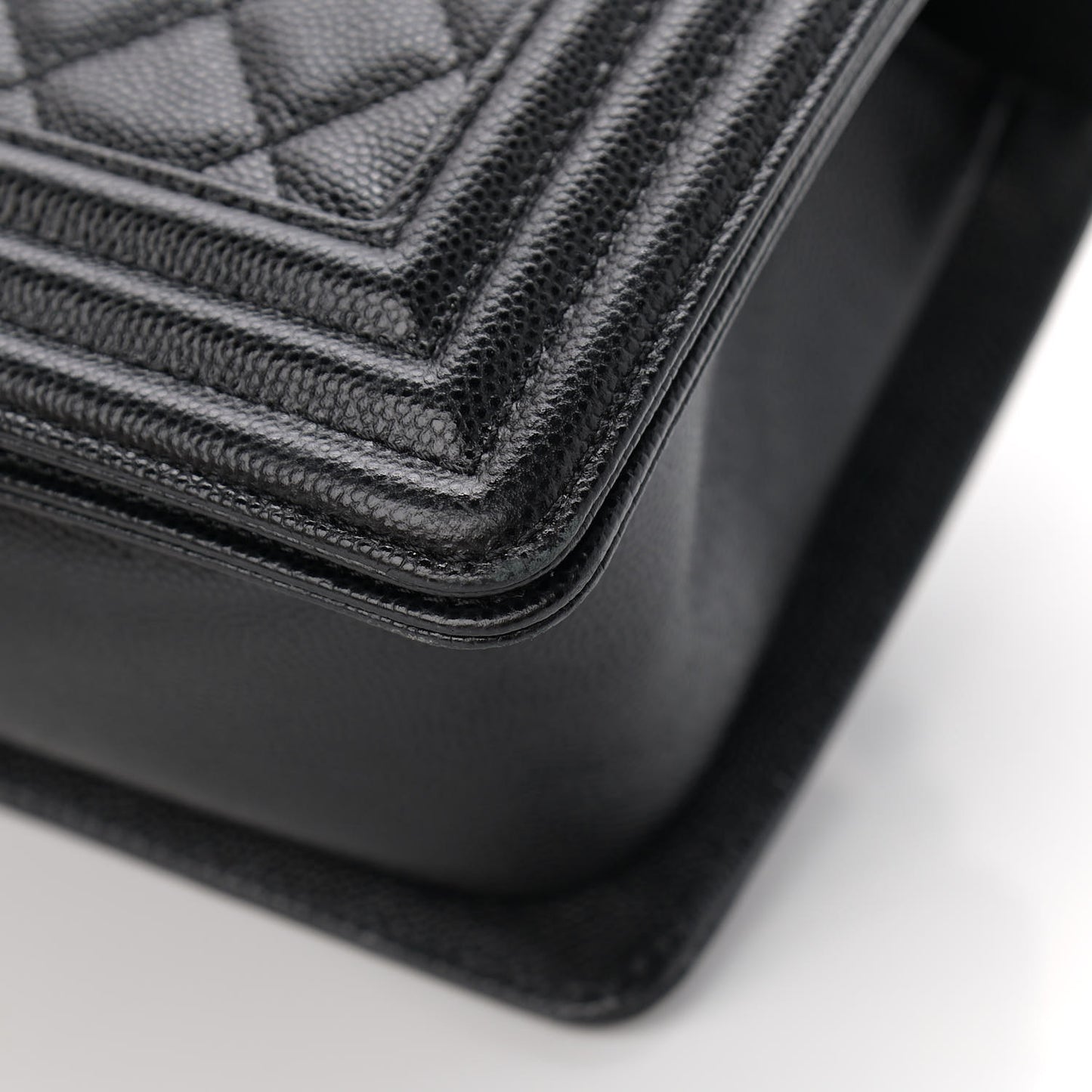 Caviar Quilted Medium Boy Flap Black