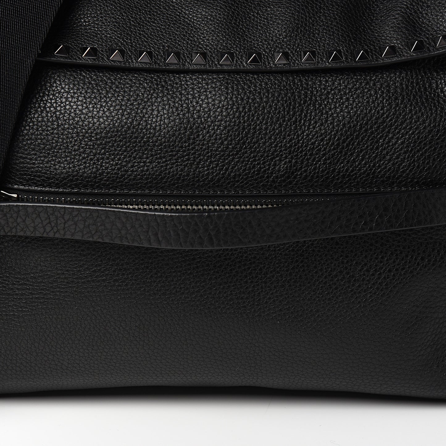 Pebbled Calfskin Rockstud Messenger Black