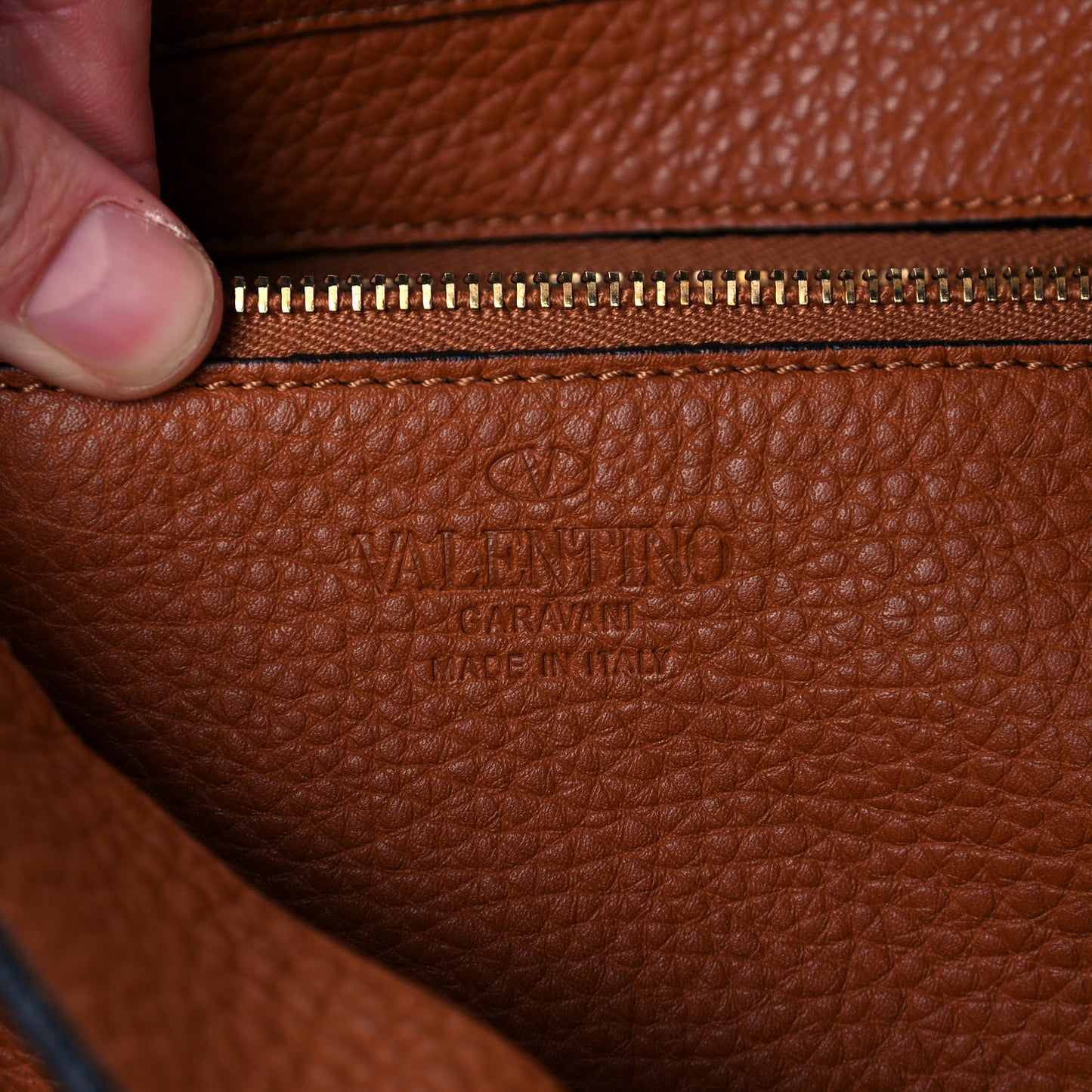 Pebbled Calfskin Large Rockstud Flip-Lock Messenger Bag Light Cuir