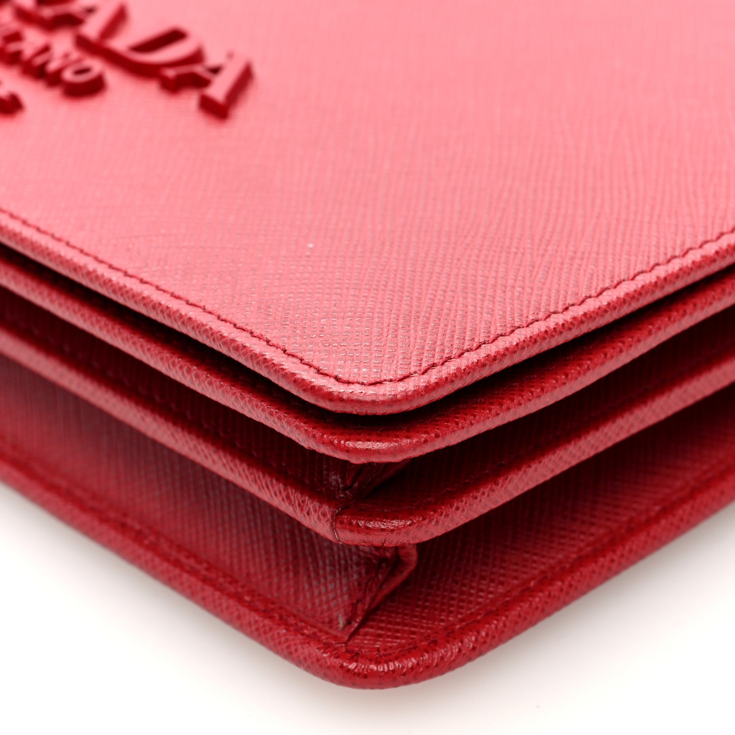 Saffiano Lux Monochrome Chain Wallet Fuoco