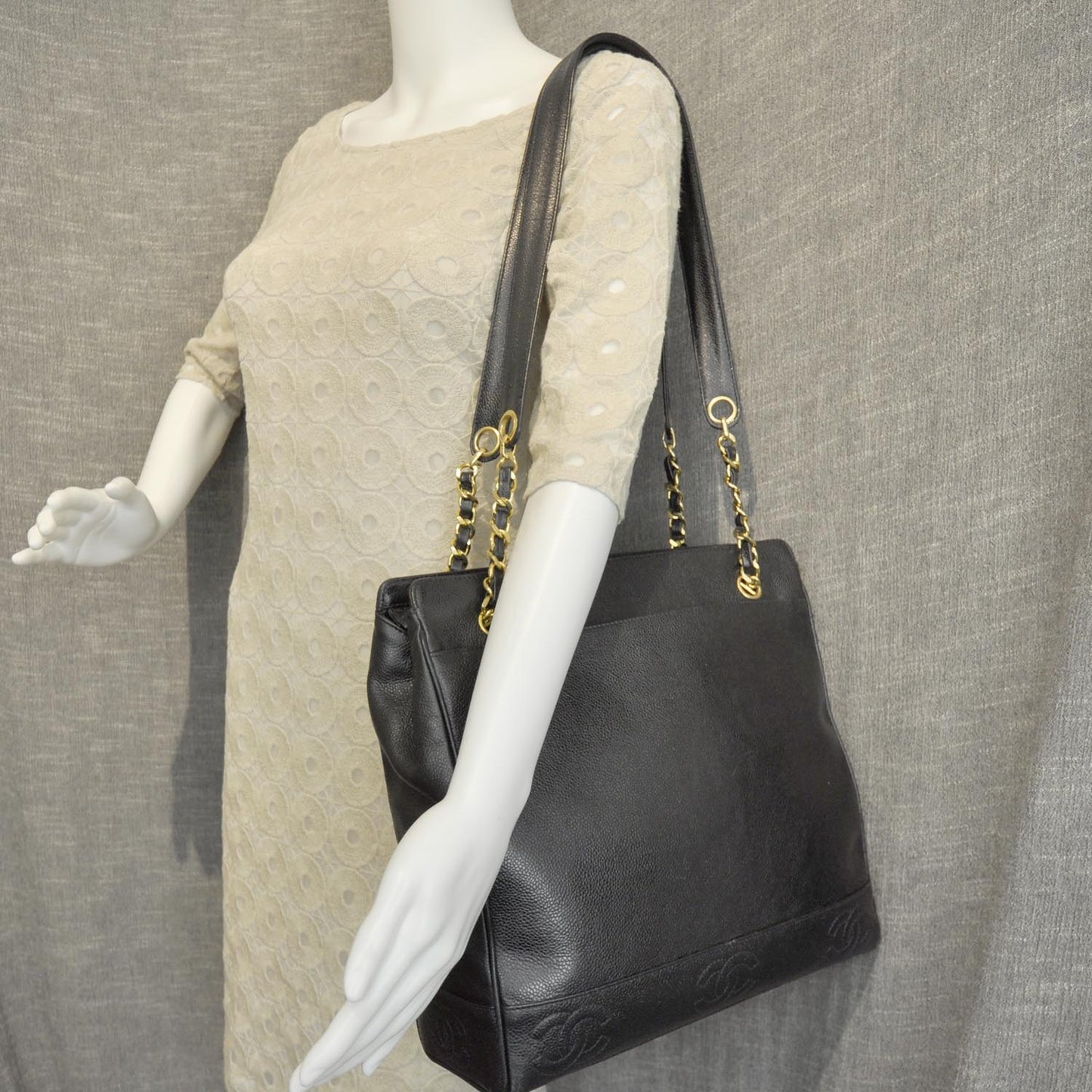 Caviar Shoulder Bag Black GHW