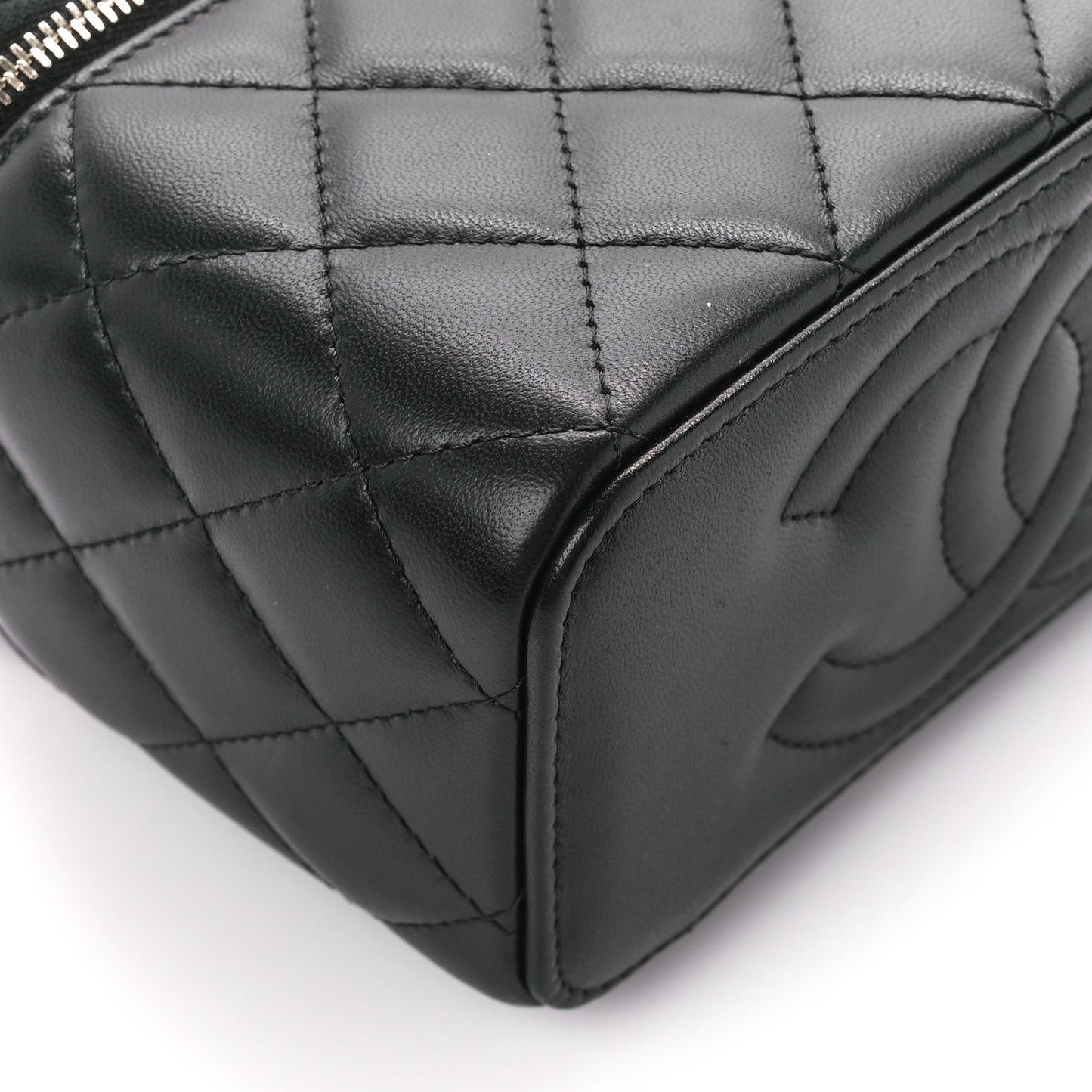 Lambskin Quilted Pearl Crush Small Vanity Case With Chain Black