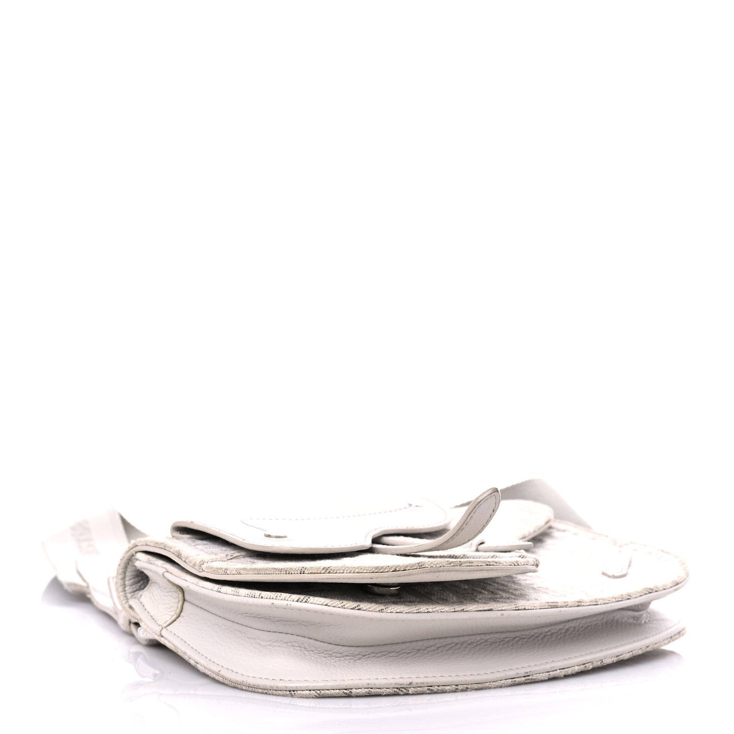 Oblique Saddle Messenger Pouch Beige