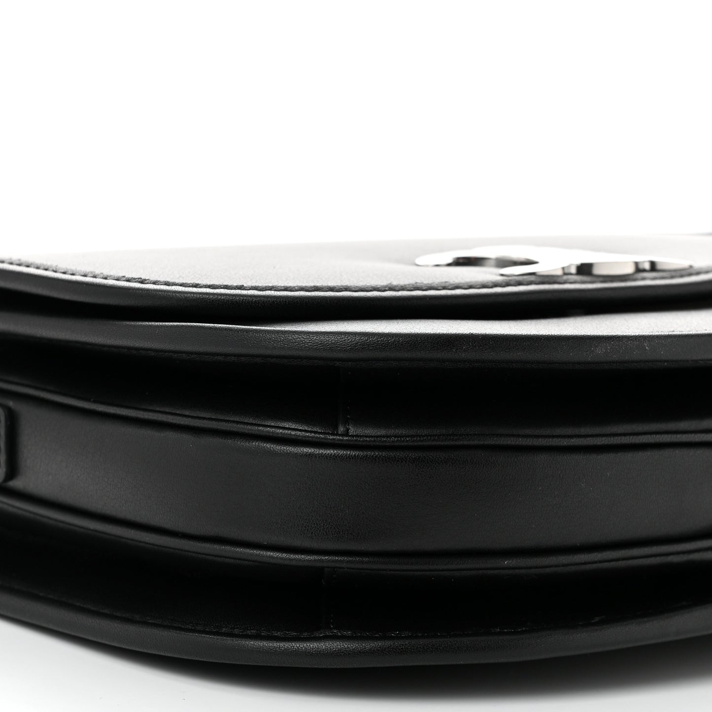 Supple Calfskin Medium Triomphe Besace Black