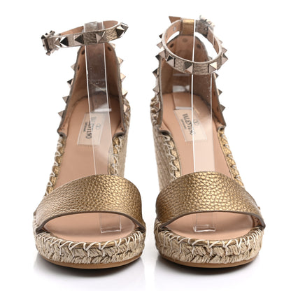 Valentino Garavani Metallic Pebbled Calfskin Rockstud Ankle Strap Espadrille 15/105mm Wedge Sandals 36 Skin Natural 2 of 8