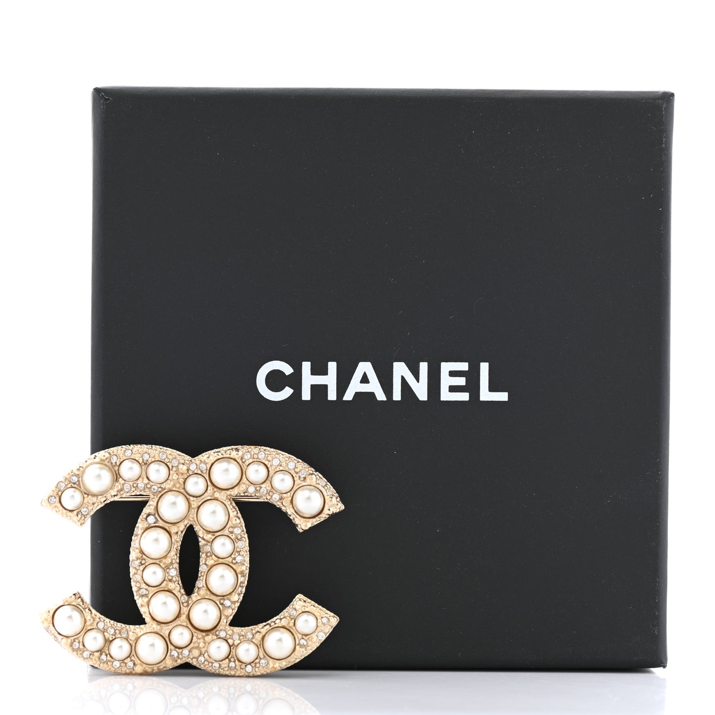 Metal Crystal Graduated Pearl CC Brooch Gold