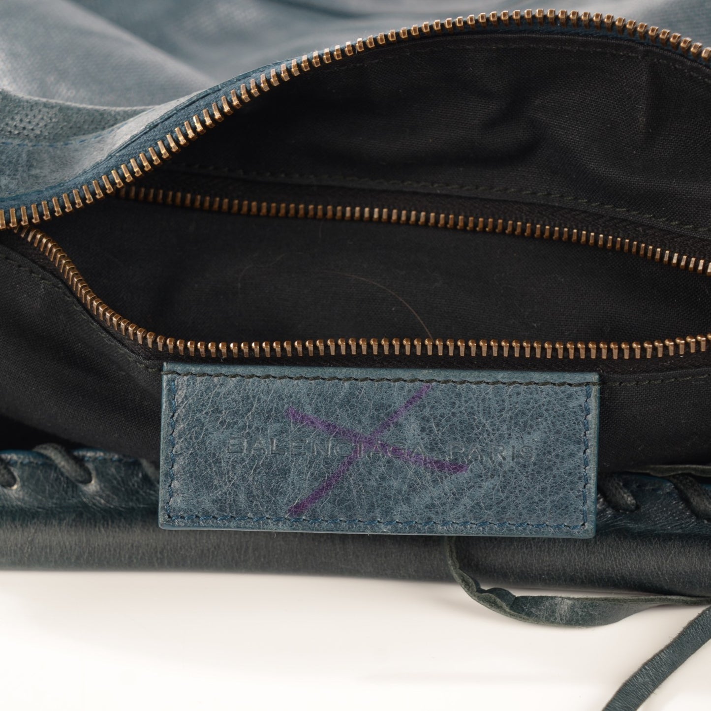 Agneau Canard Navy Perforated Classic Hardware Day Hobo