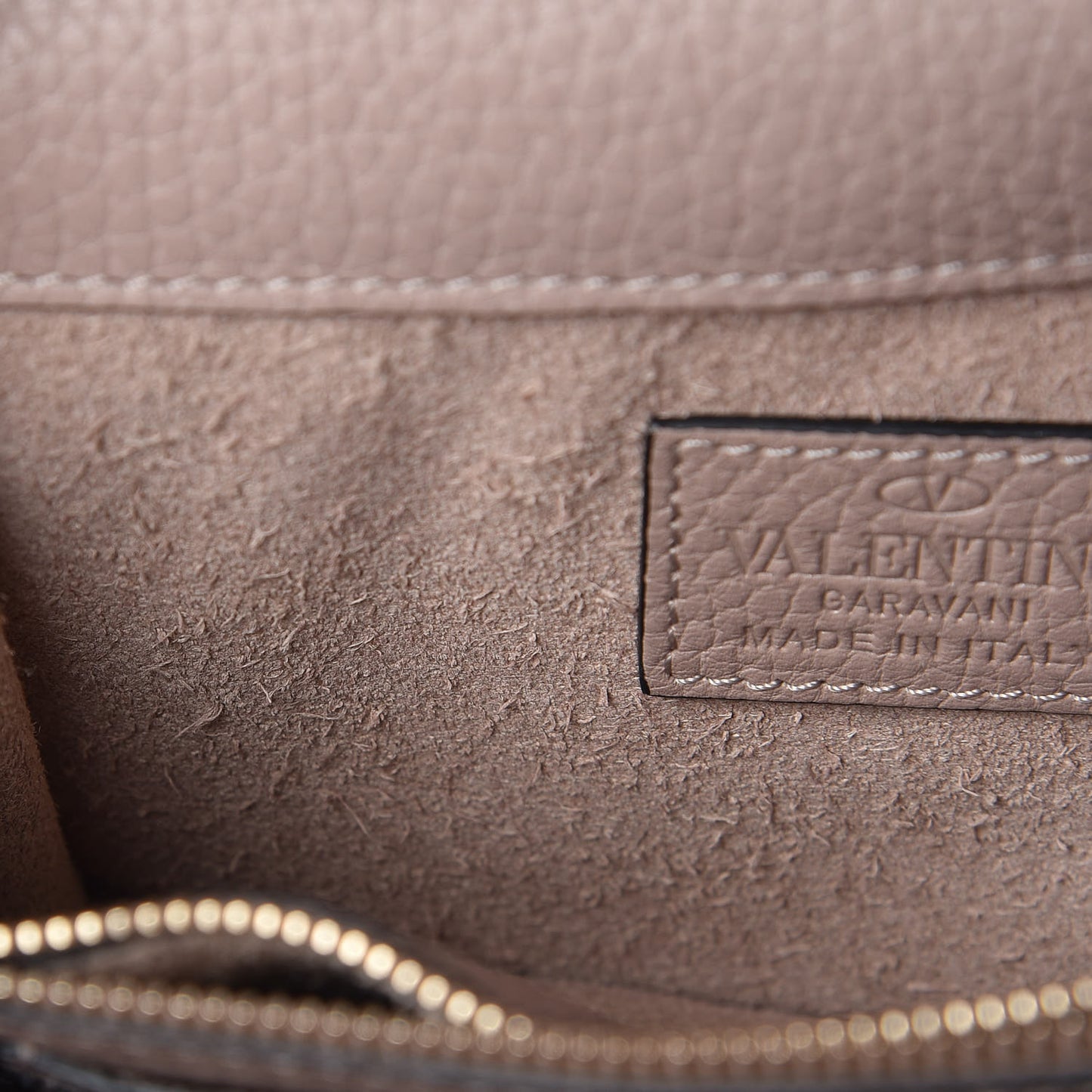 Pebbled Calfskin Rockstud Wallet on Chain Poudre